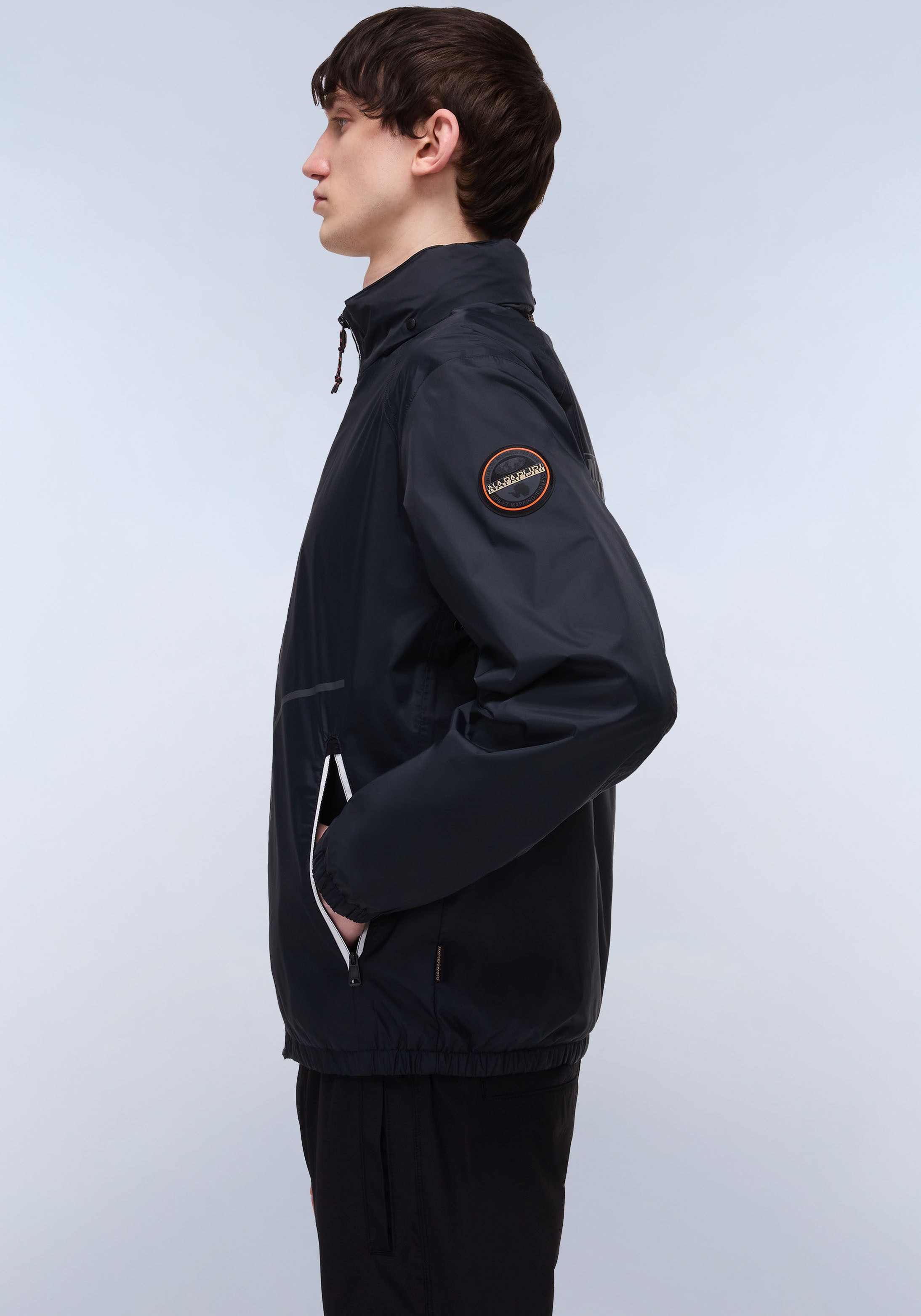 Napapijri Windbreaker »A-CLOUDY 041 BLACK«, mit Kapuze, Mit Gummizug im Saum; mit Stehkragen
