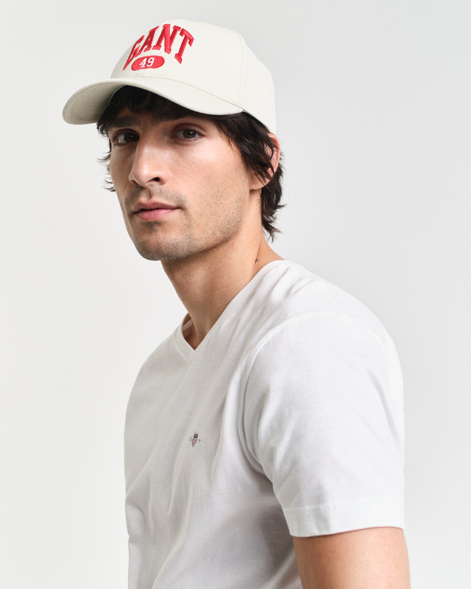 Gant T-Shirt »SLIM SHIELD V-NECK T-SHIRT«, mit einer kleinen Logostickerei auf der Brust