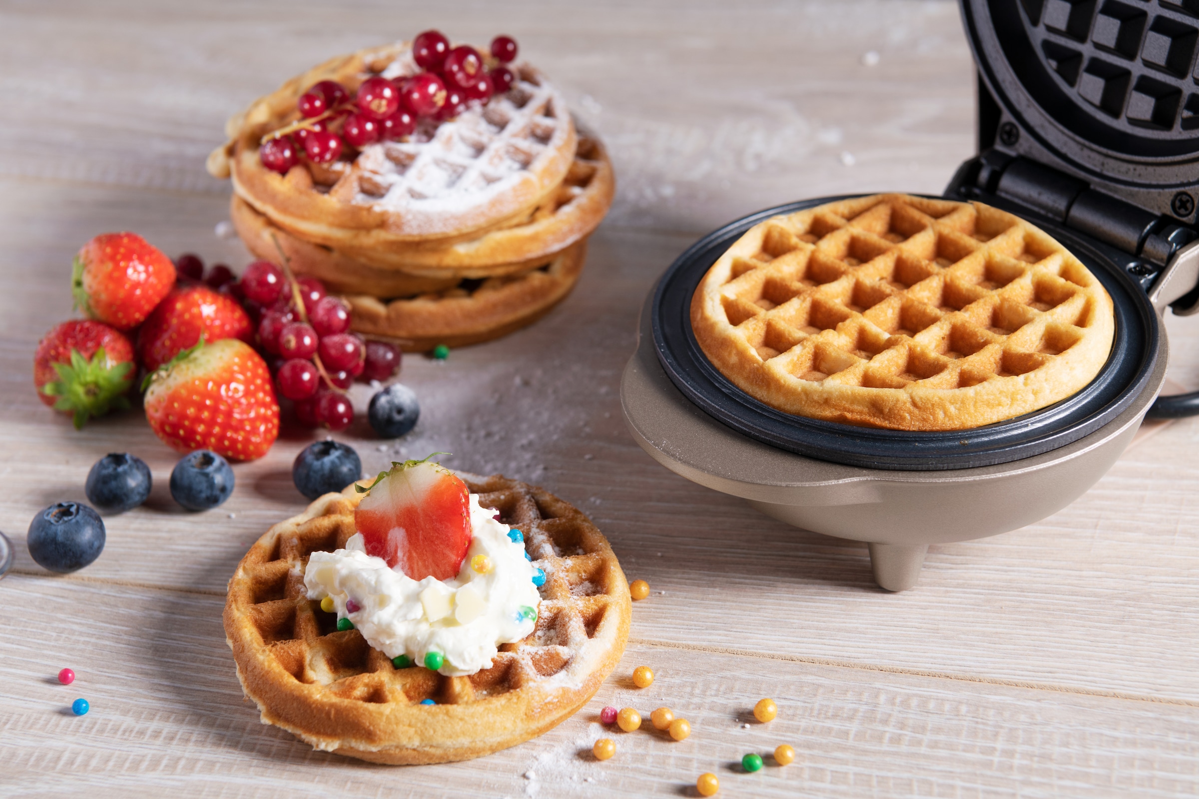 bestron Waffeleisen »AMW500 Mini«, 550 W, für klassische Waffeln, kleiner Waffelmaker mit Antihaftbeschichtung