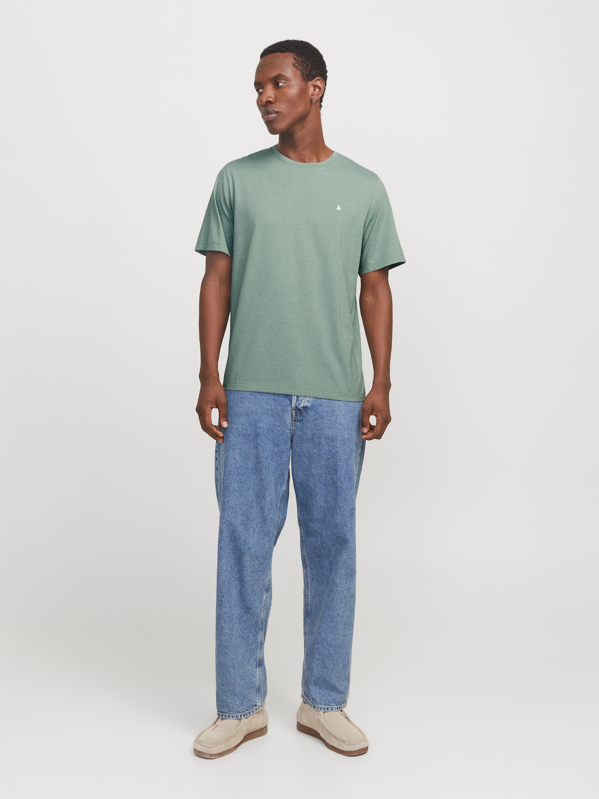 Jack & Jones Rundhalsshirt »JJEPAULOS TEE SS CREW NECK NOOS«, mit Logo Stickerei