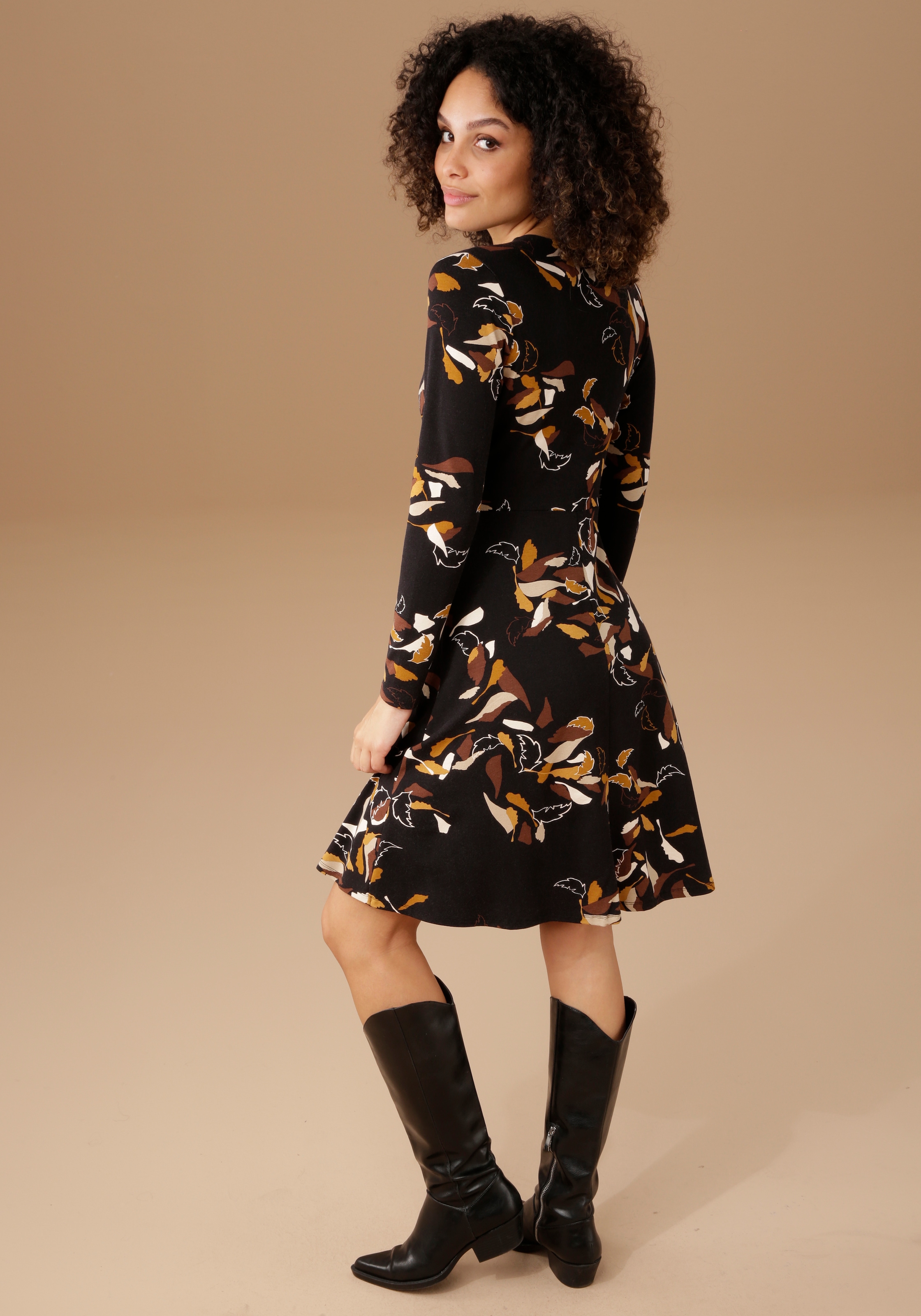 Aniston SELECTED Jerseykleid, BAUR mit bestellen Wickel-Ausschnitt Zierring silberfarbenem | am