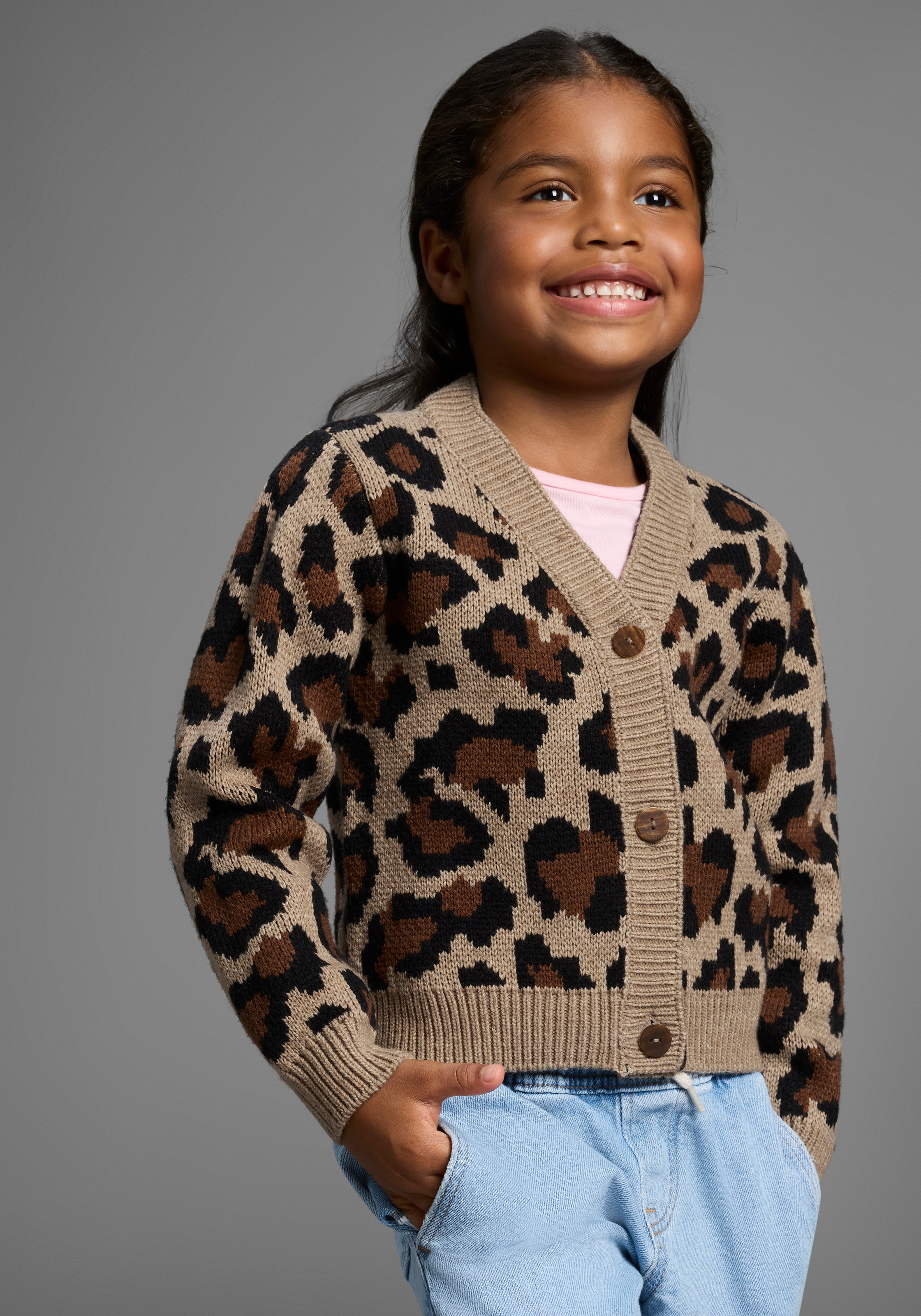 Thumbnail - KIDSWORLD Strickjacke "Strickjacke mit Leo-Muster" Strickjacke in Leo-Optik