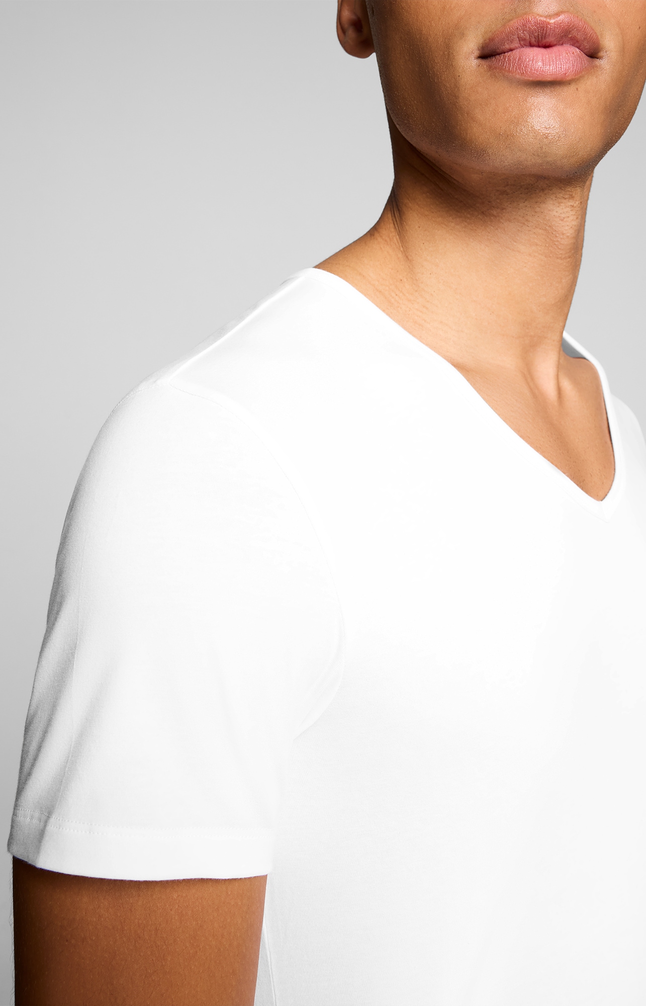 Levi's® T-Shirt »LEVIS MEN V-NECK« mit V-Ausschnitt und kurzen Ärmeln