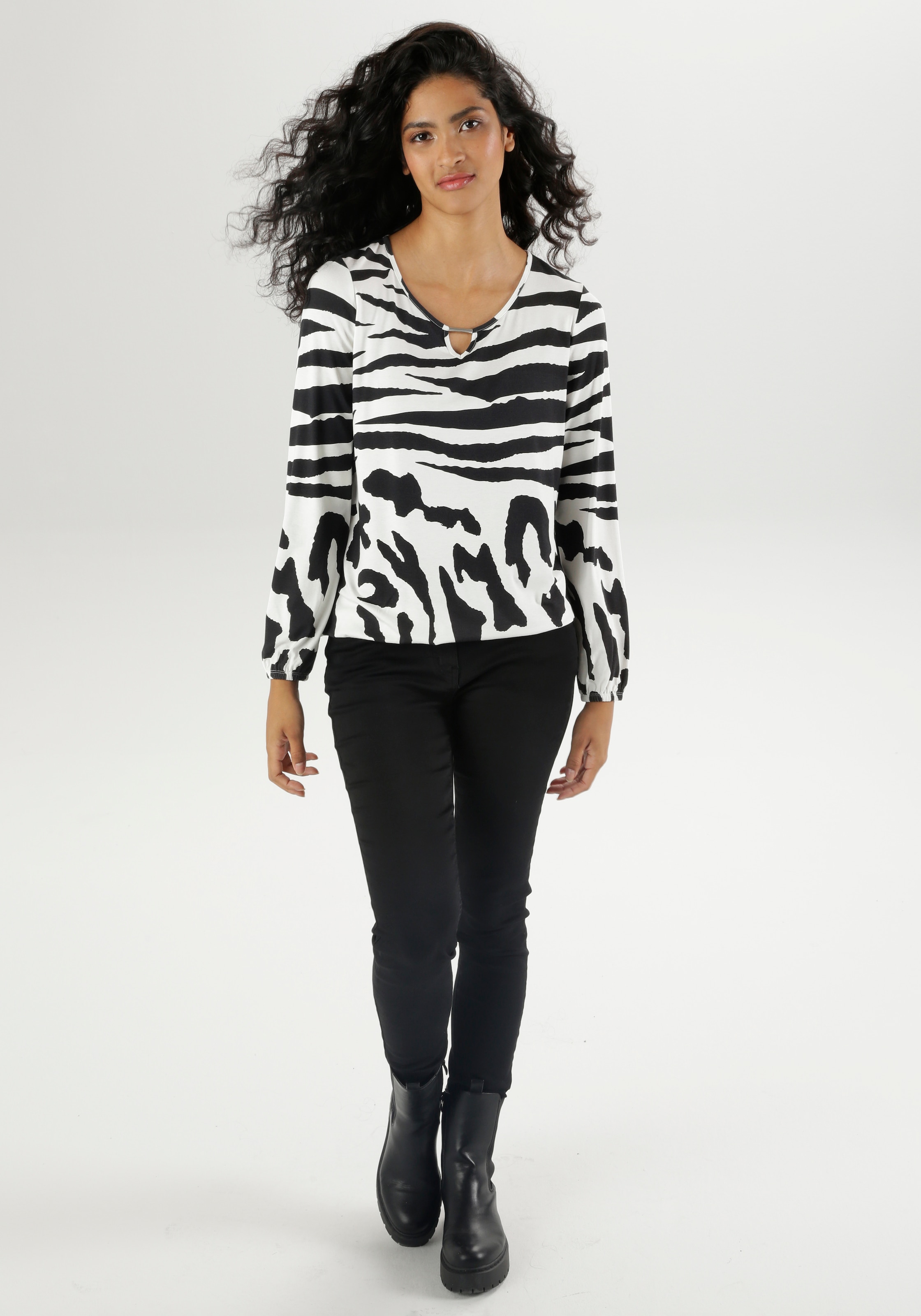 Aniston SELECTED Langarmshirt, mit Cut-Out, Schmuckelement und Animal-Prints