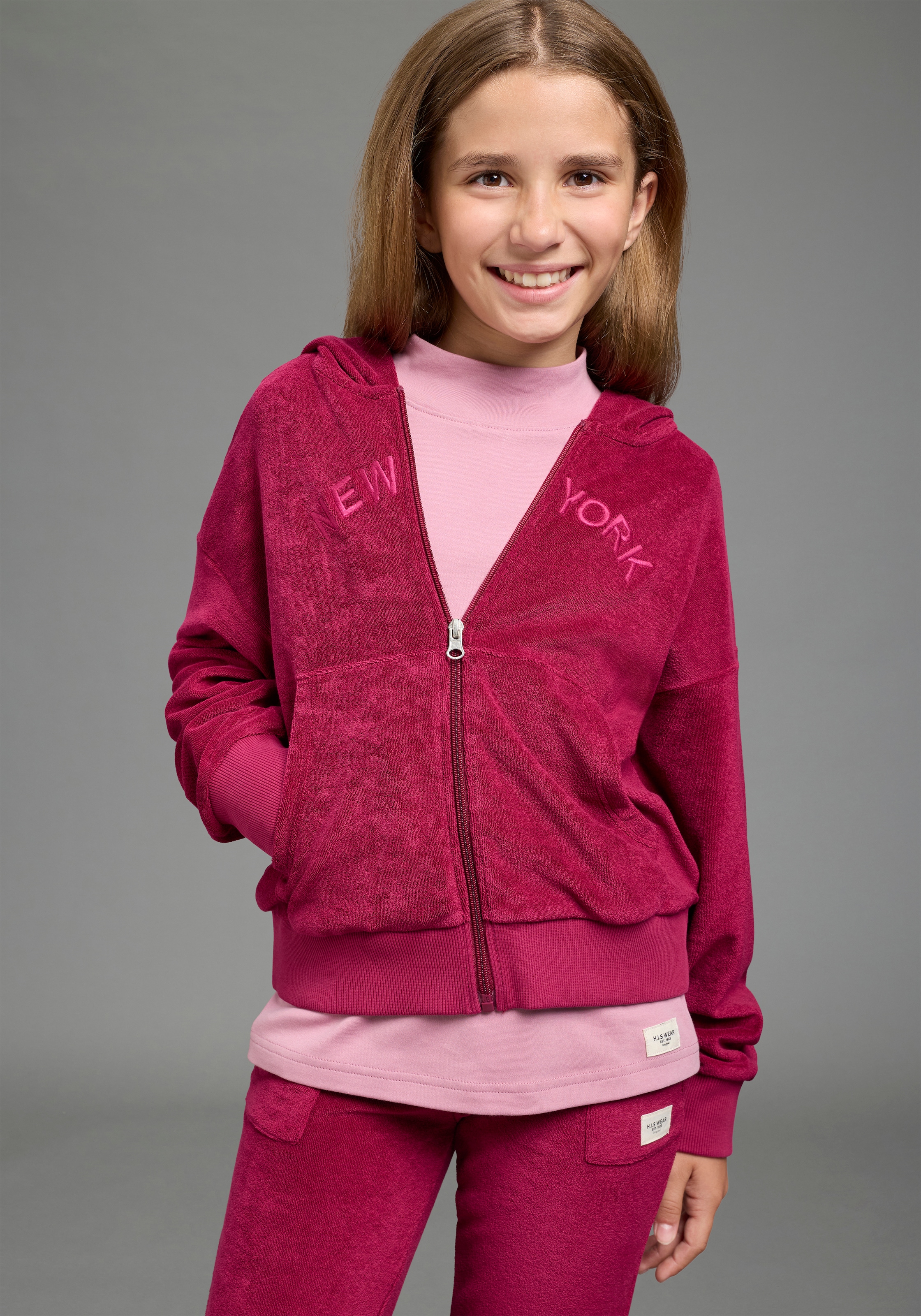 H.I.S Sweatjacke "Kuschelweiche H.I.S Nicki-Jacke mit Applikation: NEW YORK" Sweatjacke aus Nicki-Material für vielseitige Einsätze, mit Stickerei