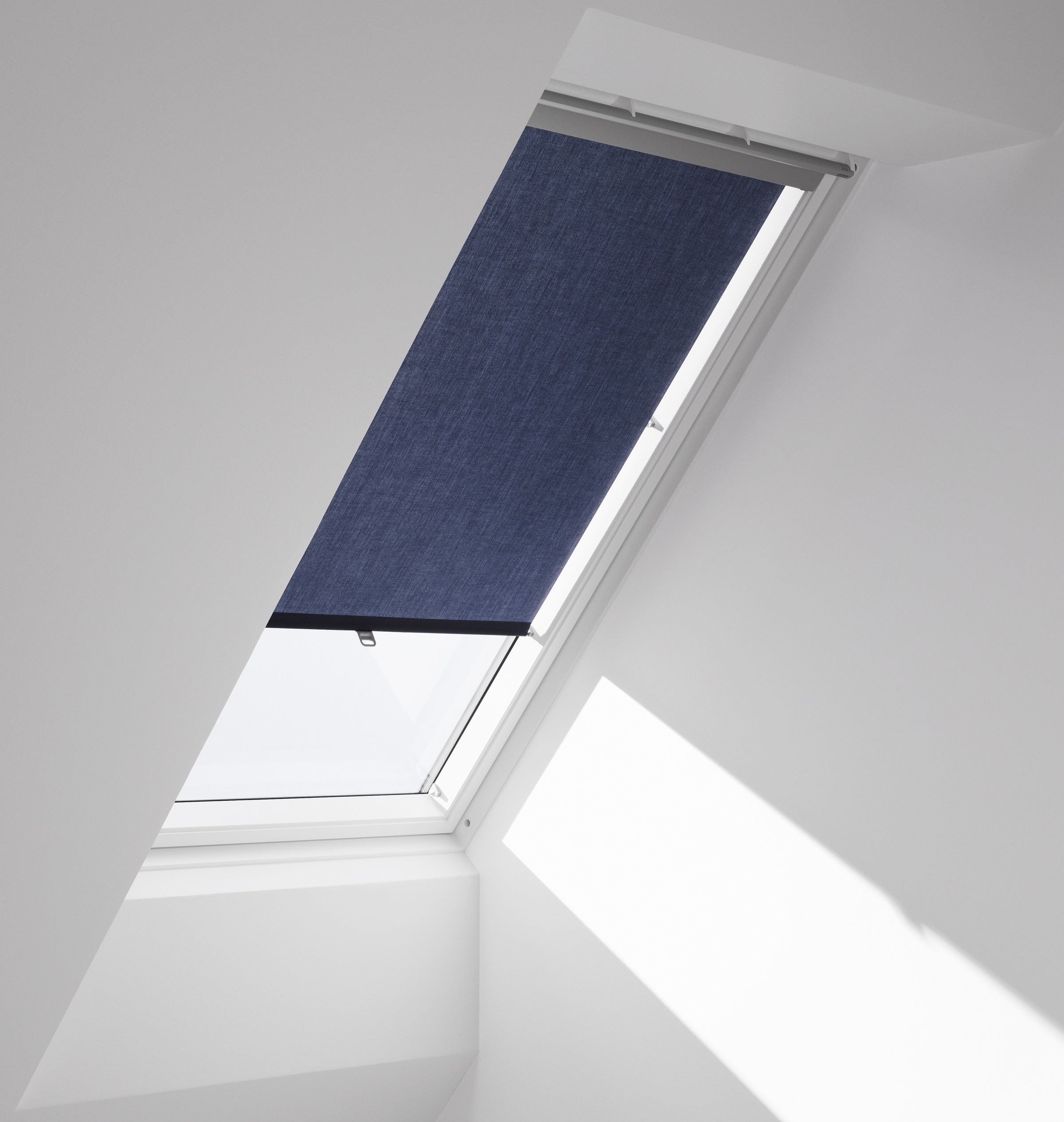 VELUX Dachfensterrollo »mit Haltekrallen RHL FK00/CK00/MK00/SK00 9050«, Lichtschutz, Sichtschutz, ohne Bohren, freihängend, Lichtregulierung und Privatsphäre