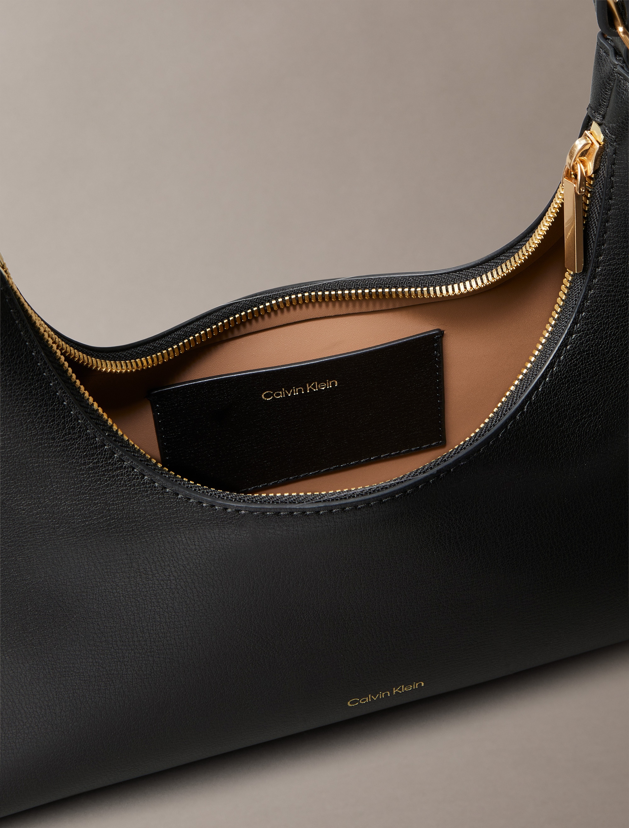 Calvin Klein Schultertasche »FOIL LOGO SHOULDER BAG«, Henkeltasche, Damen Handtasche, Hobo bag mit Logoschriftzug