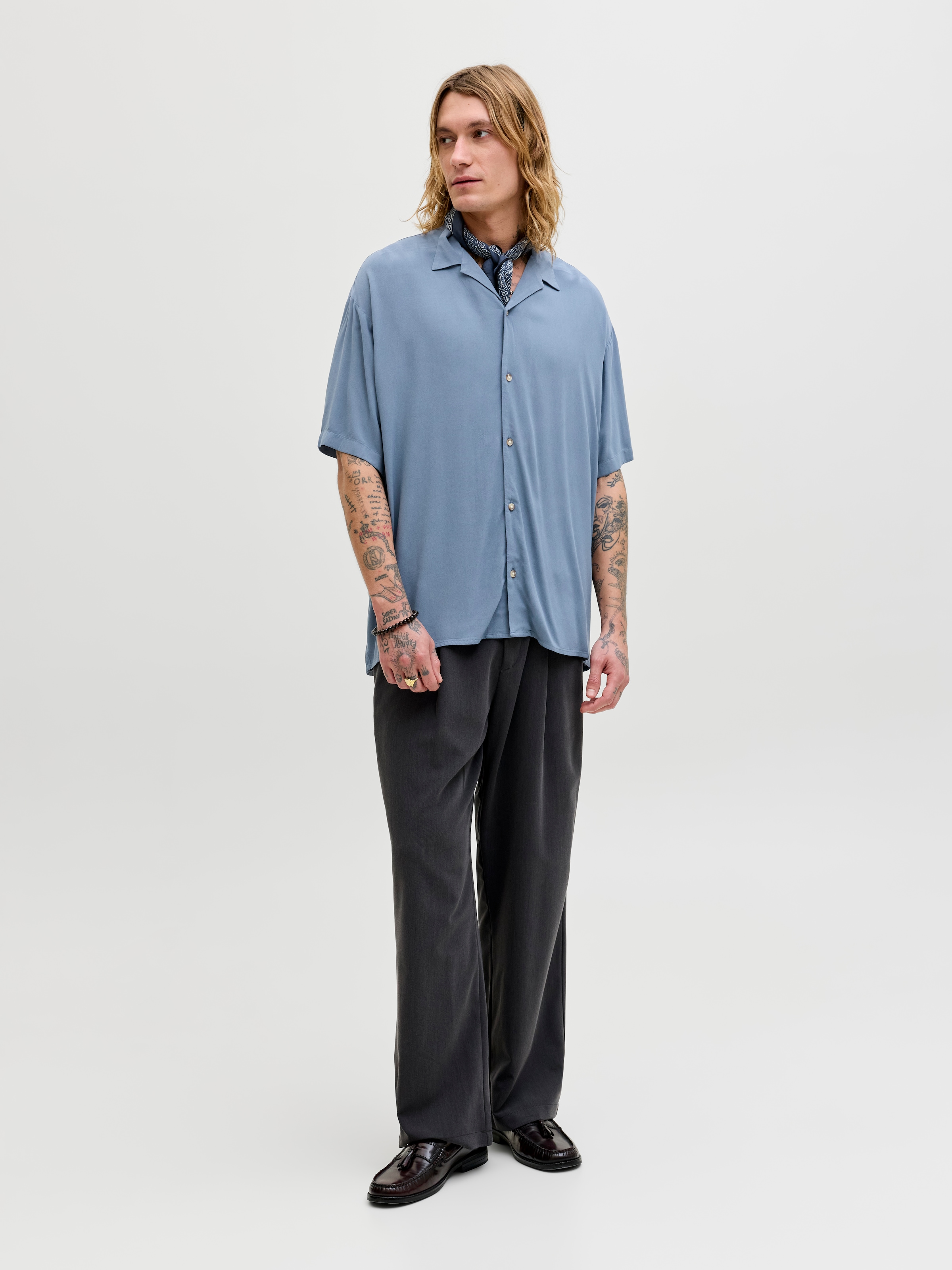 Jack & Jones Kurzarmhemd »JJEJEFF RESORT SOLID SHIRT SS SN« Viskose, loose fit