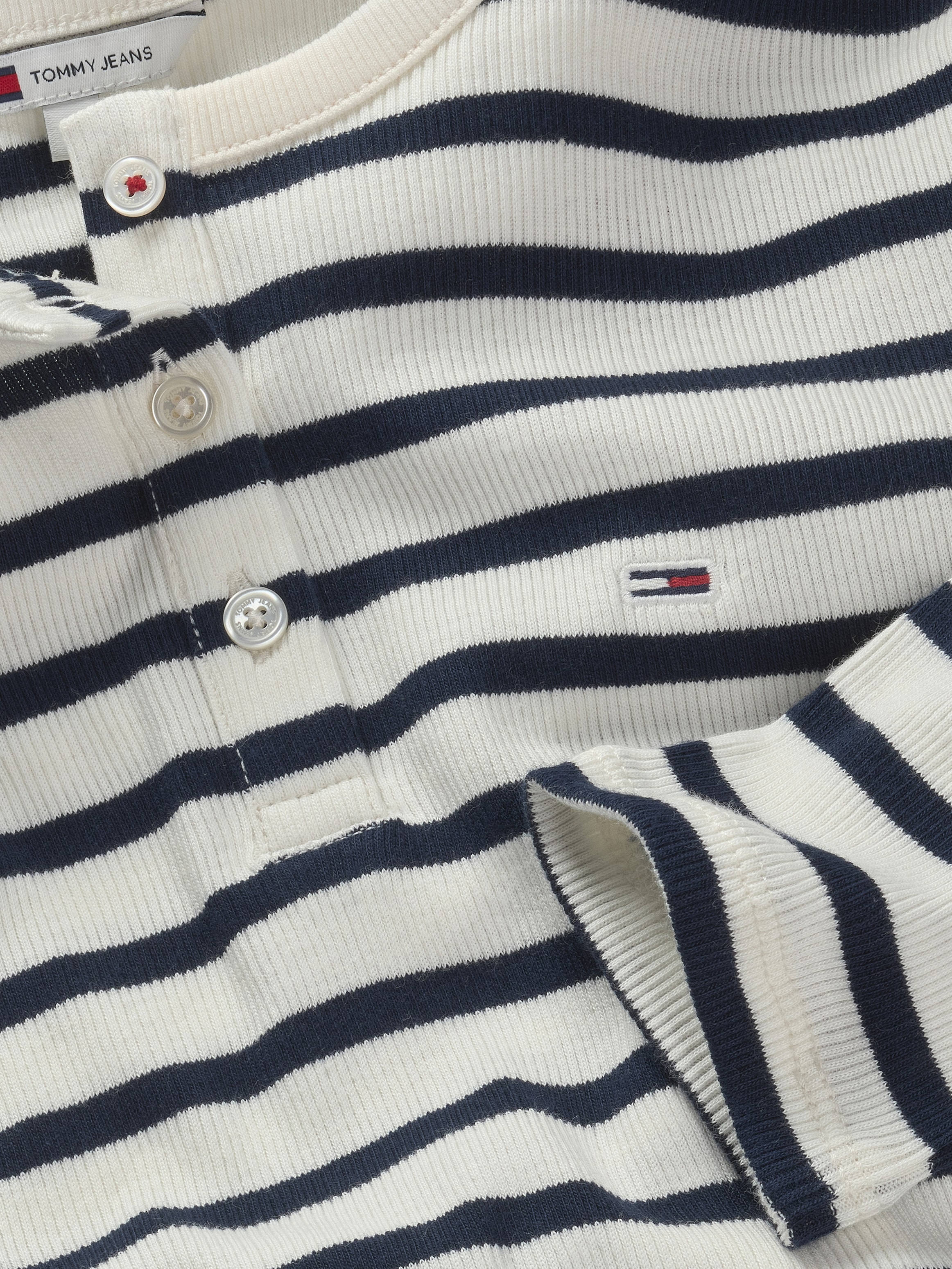 Tommy Jeans Langarmshirt »TJW SLM BUTTON RIB C-NECK LS EXT«, mit Logostickerei