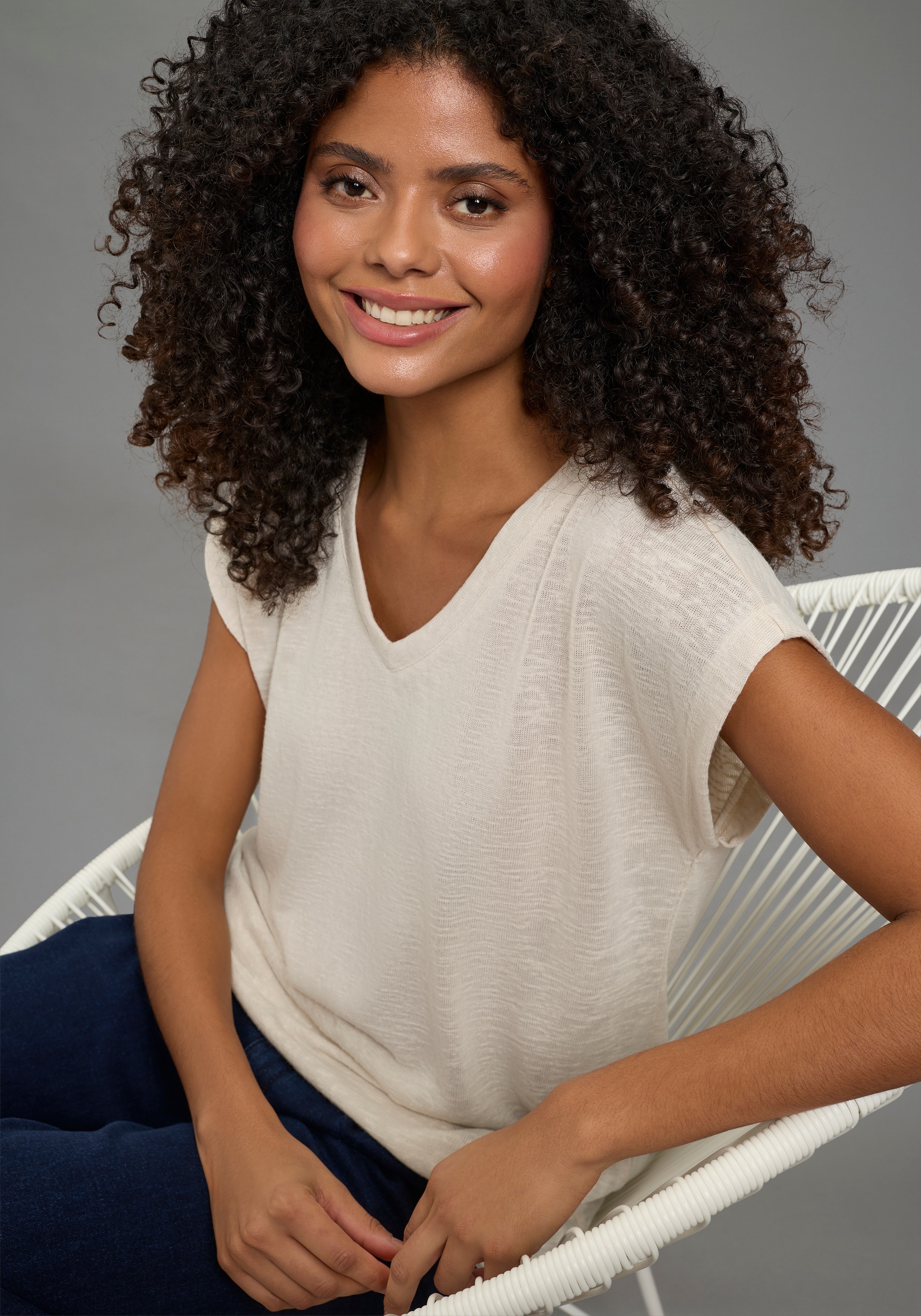 Laura Scott T-Shirt in strukturierter Leinen-Optik mit V-Ausschnitt