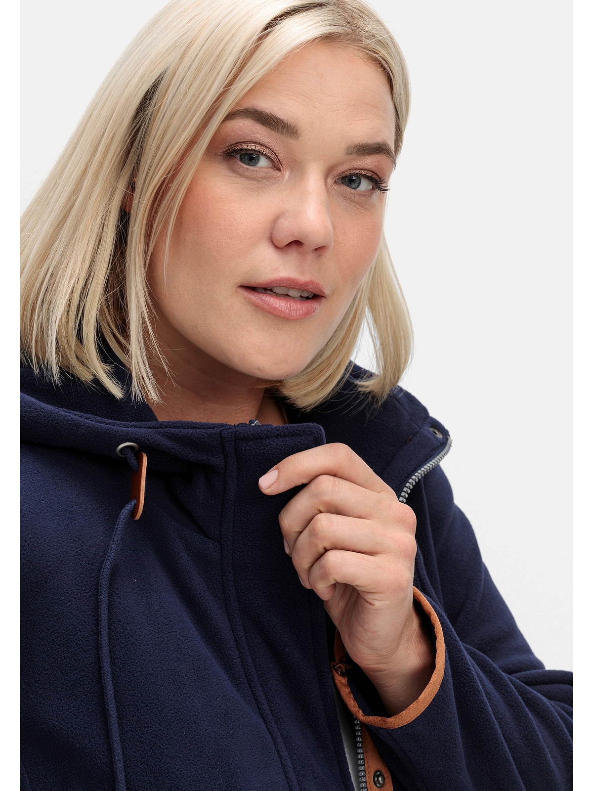 Sheego Fleecejacke »Große Größen«, mit Kapuze, mit Kontrastdetails und Kapuze