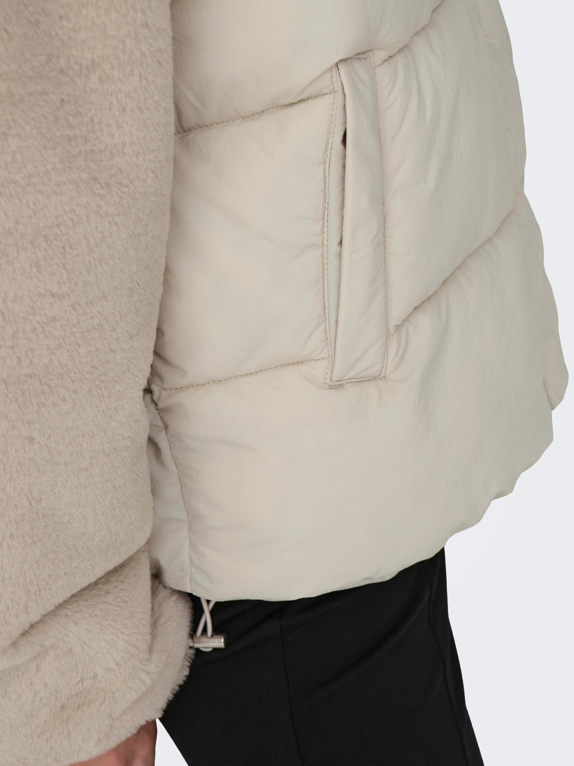 Thumbnail - ONLY Steppjacke "ONLWANJA – Jacke mit Plüschdetails und hohem Kragen", regular fit, modisch, Web, Materialmix, hochschli...