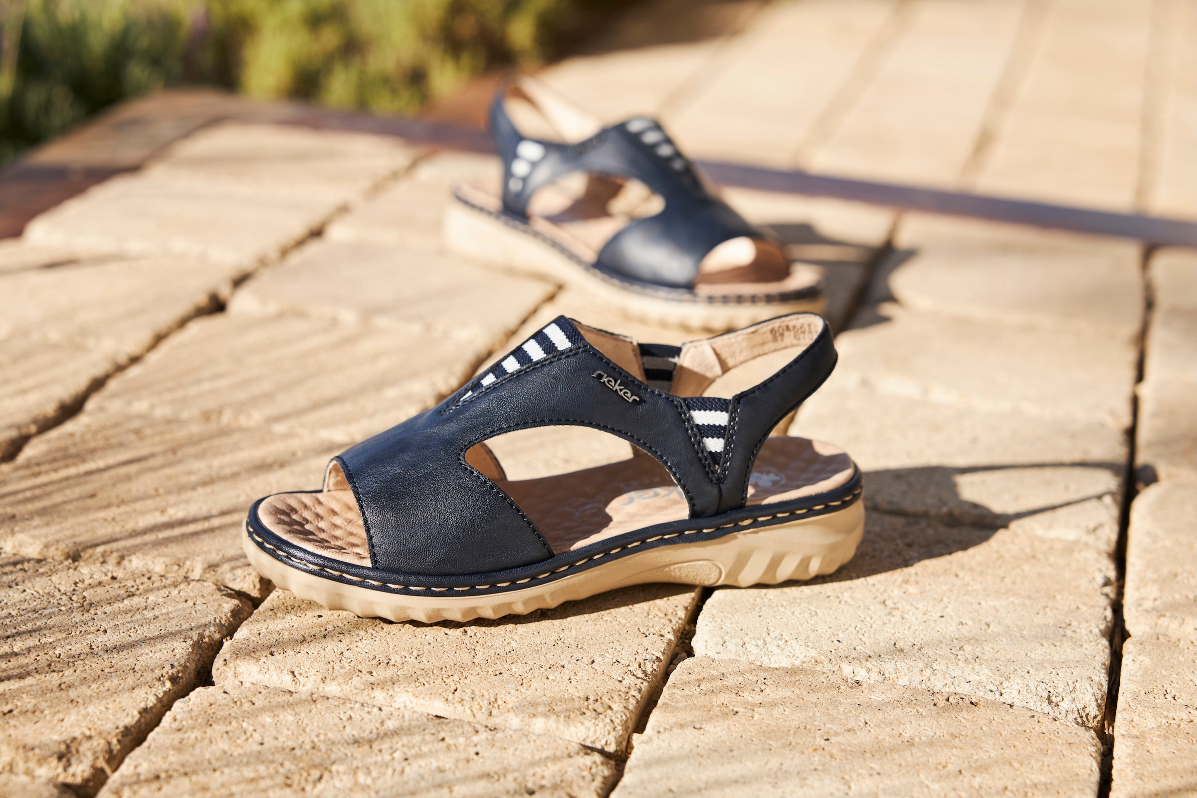 Rieker Sandale, Sommerschuh, Sandalette, Schlupfschuh mit kontrastfarbener Ziernaht