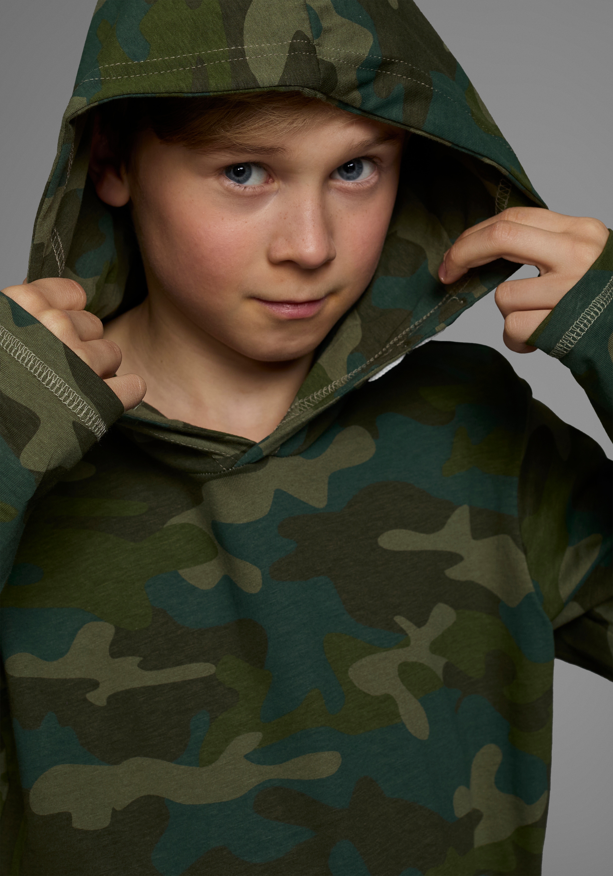 Thumbnail - KIDSWORLD Langarmshirt "Tarnfarben - Muster" Langarm, Basic-Passform, Allover-Druck, mit Kapuze