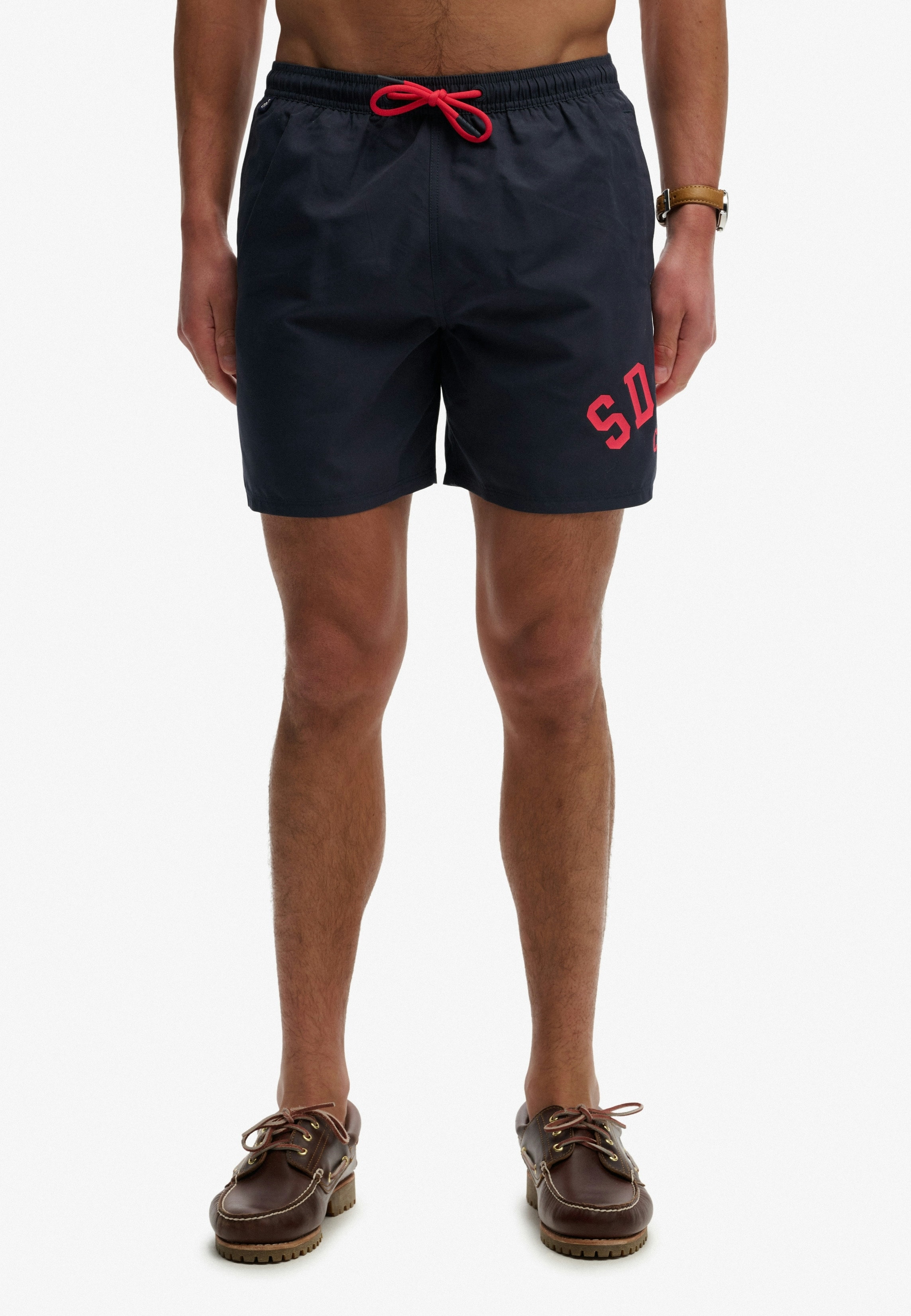 Superdry Badeshorts "PRINTED LOGO 16 SWIM SHORT" modische Passform, unifarbenes Design, aus Polyester, pflegeleicht