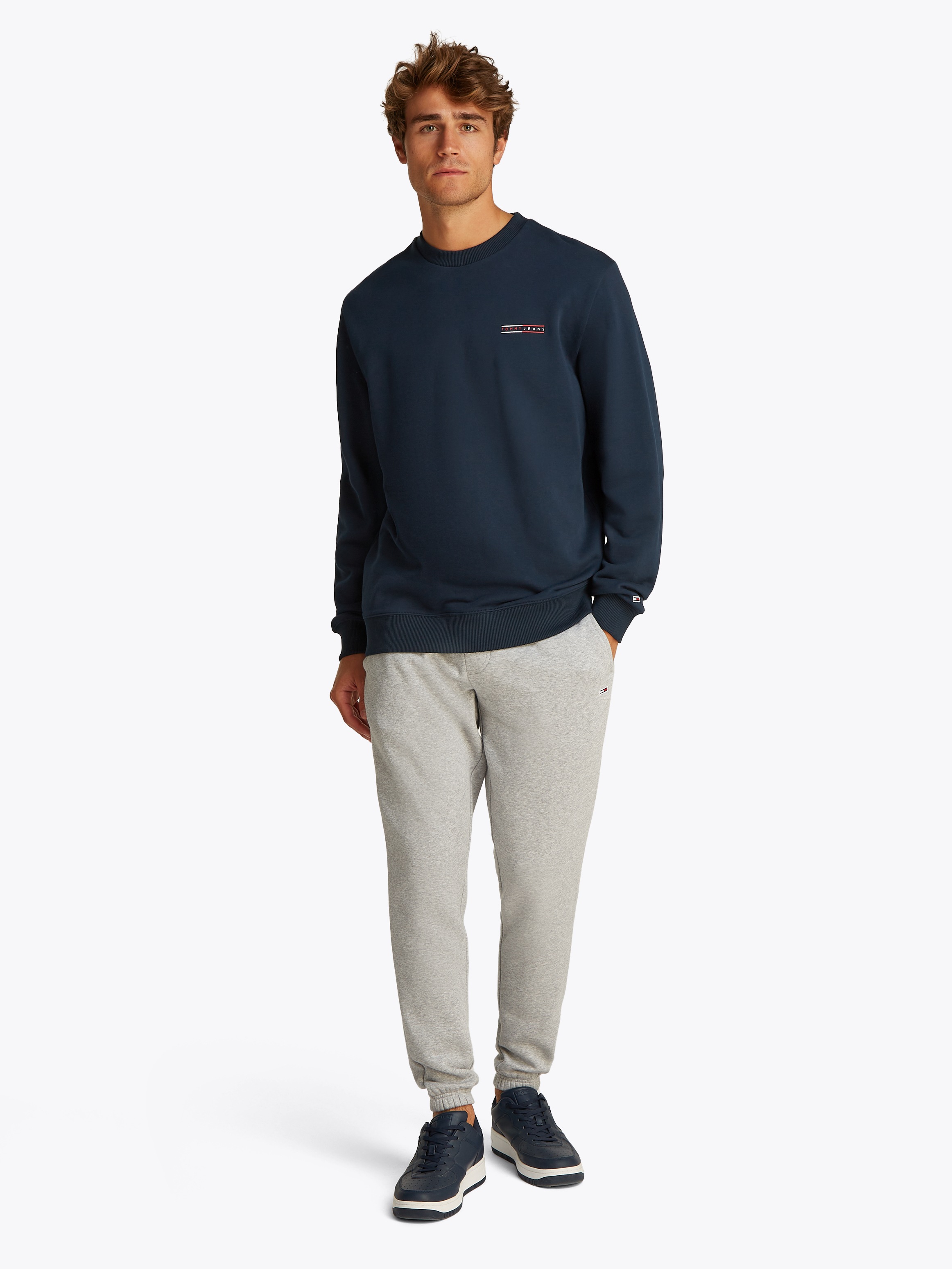 Tommy Jeans Sweatshirt »TJM REG ENTRY GRAPHIC CREW EXT«, leicht überschnittene Schultern, kleiner Print auf der Brust
