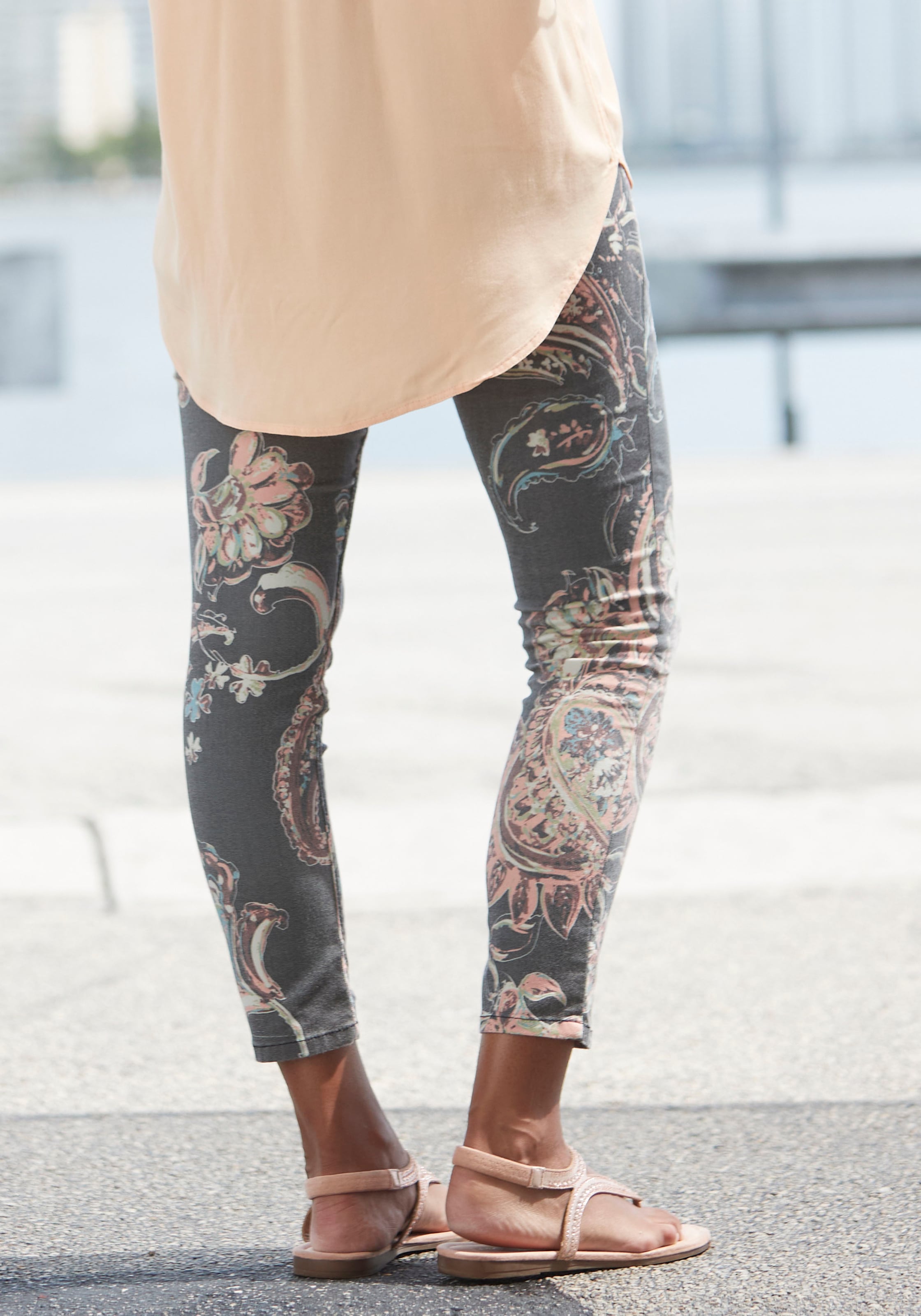 LASCANA 7/8-Jeggings, mit Paisleyprint, schmale Passform, Super-Stretch-Qualität