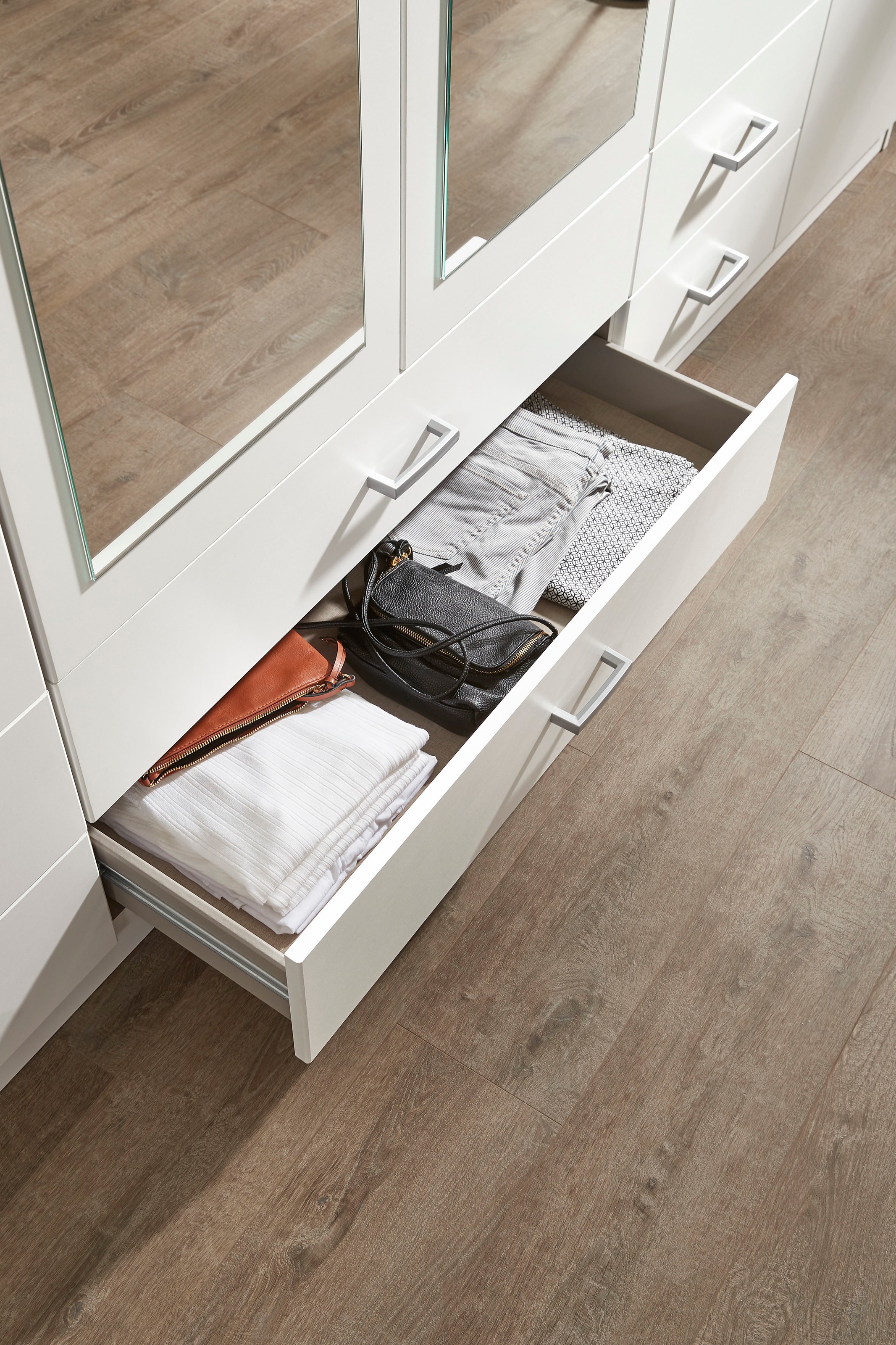 rauch Kleiderschrank »Gamma Drehtürenschrank Garderobe Schrank mit Spiegel«, in schlichtem Design mit Schubkästen und Spiegel, in 3 Breiten