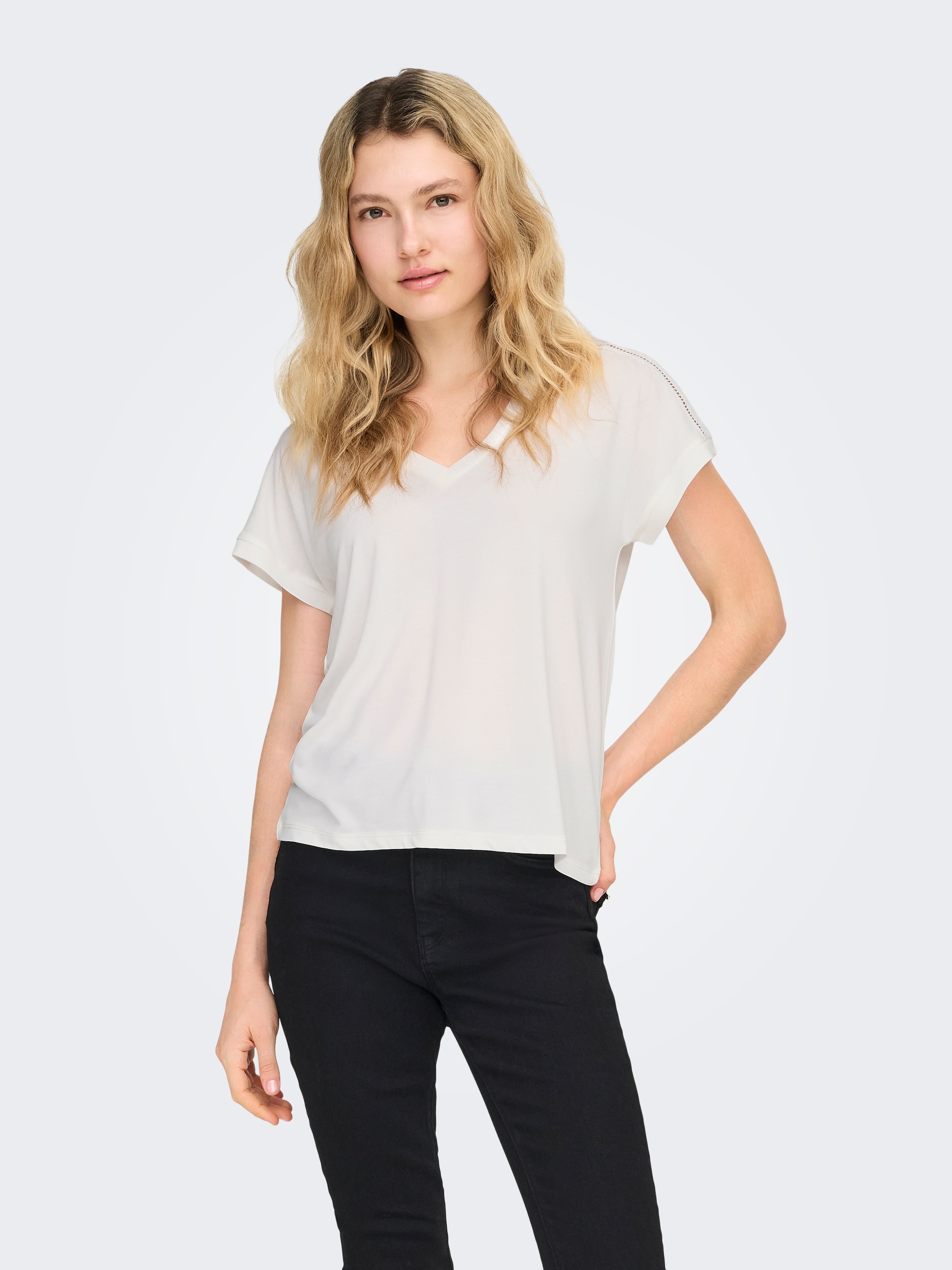 ONLY V-Shirt "ONLFREE LIFE S/S V-NECK LACE TOP JRS" Materialmix, loose fit, günstig online kaufen