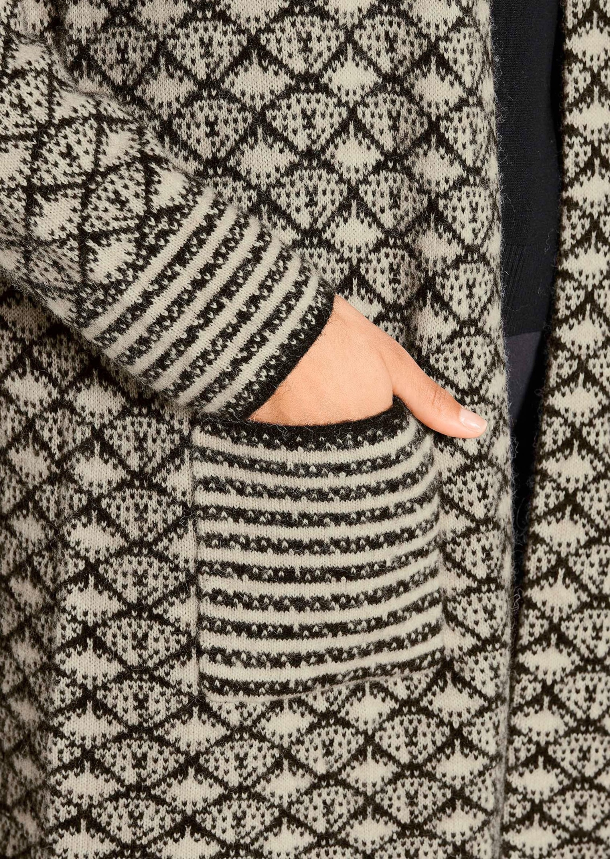 Strickjacke MADELEINE "Strickjacke Herbstcardigan mit grafischem Muster", Damen, Gr. 40/42, schwarz (caramel, schwarz), Obermaterial: 46% Polyamid PA. 38% Wolle WO. 16% Alpaka WP., Modern, figurumspielend, Strickjacken Strickjacke, Oversized Strickjacke l 2
