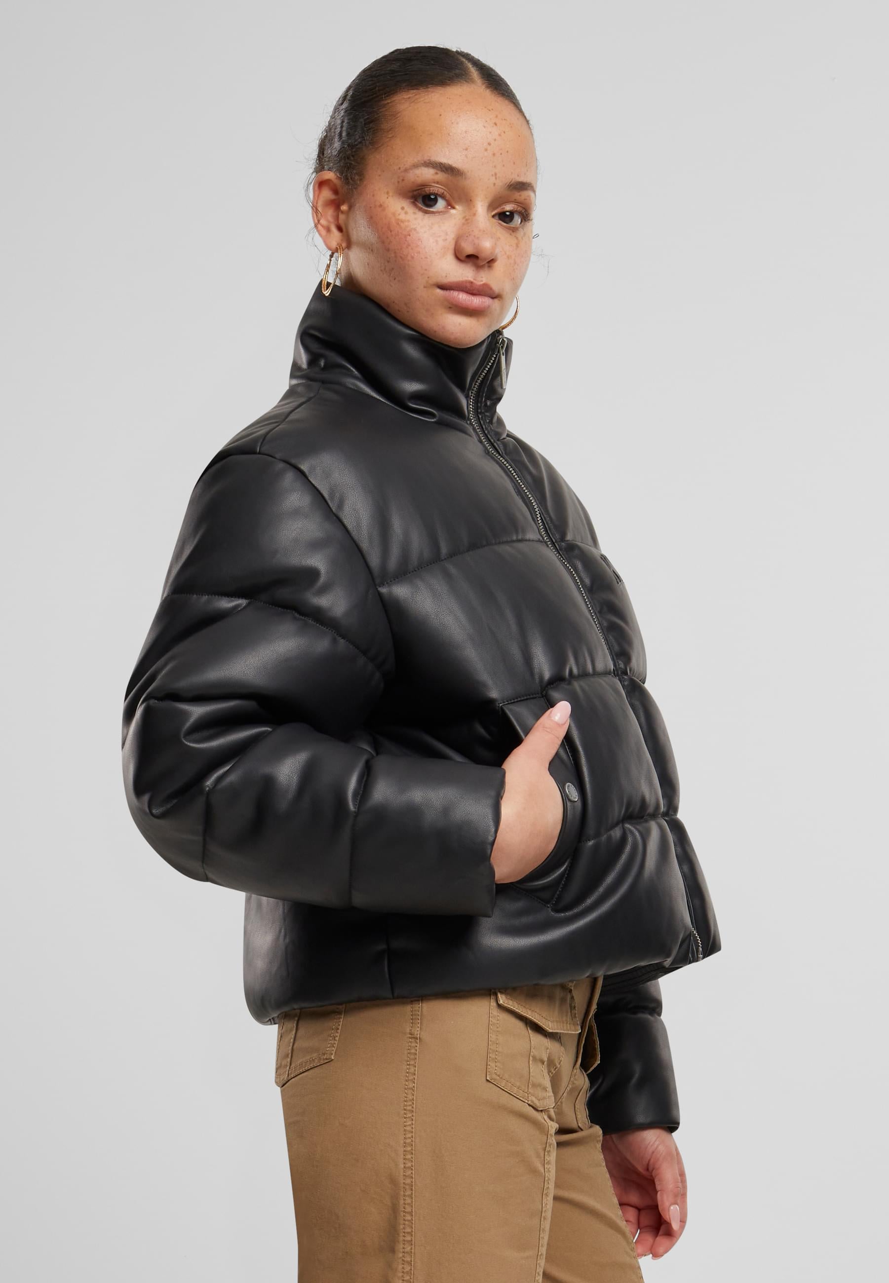 Karl Kani Winterjacke »Karl Kani Karl Kani Serif Crop PU Puffer Jacket«, (1 St.), ohne Kapuze