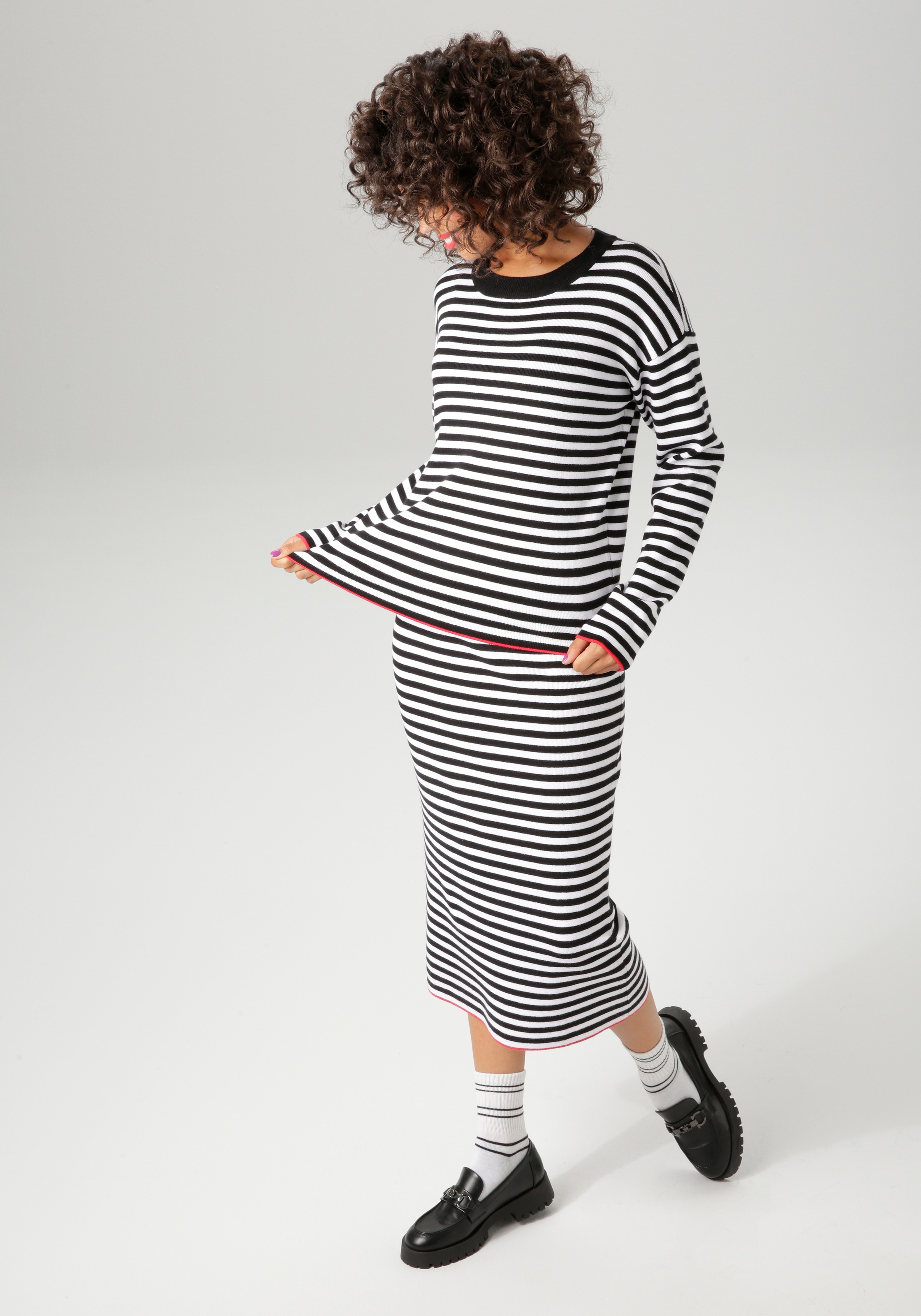 Aniston CASUAL Strickpullover, mit roten Farbakzenten am Saum und den Ärmeln - NEUE KOLLEKTION