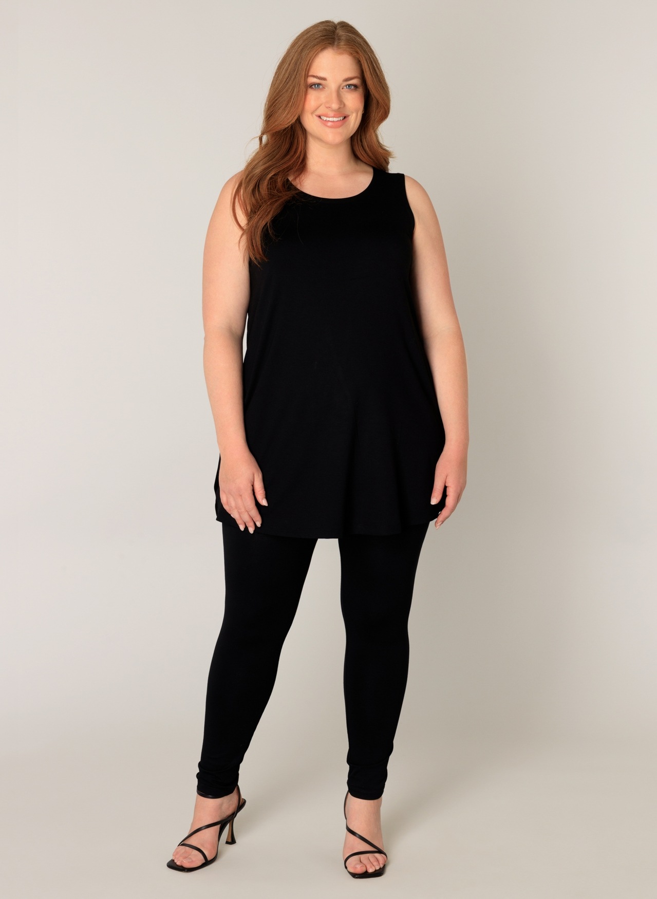 Thumbnail - Base Level Curvy Longshirt "ABBIGALE", ärmellos, seitlich geschlitzt