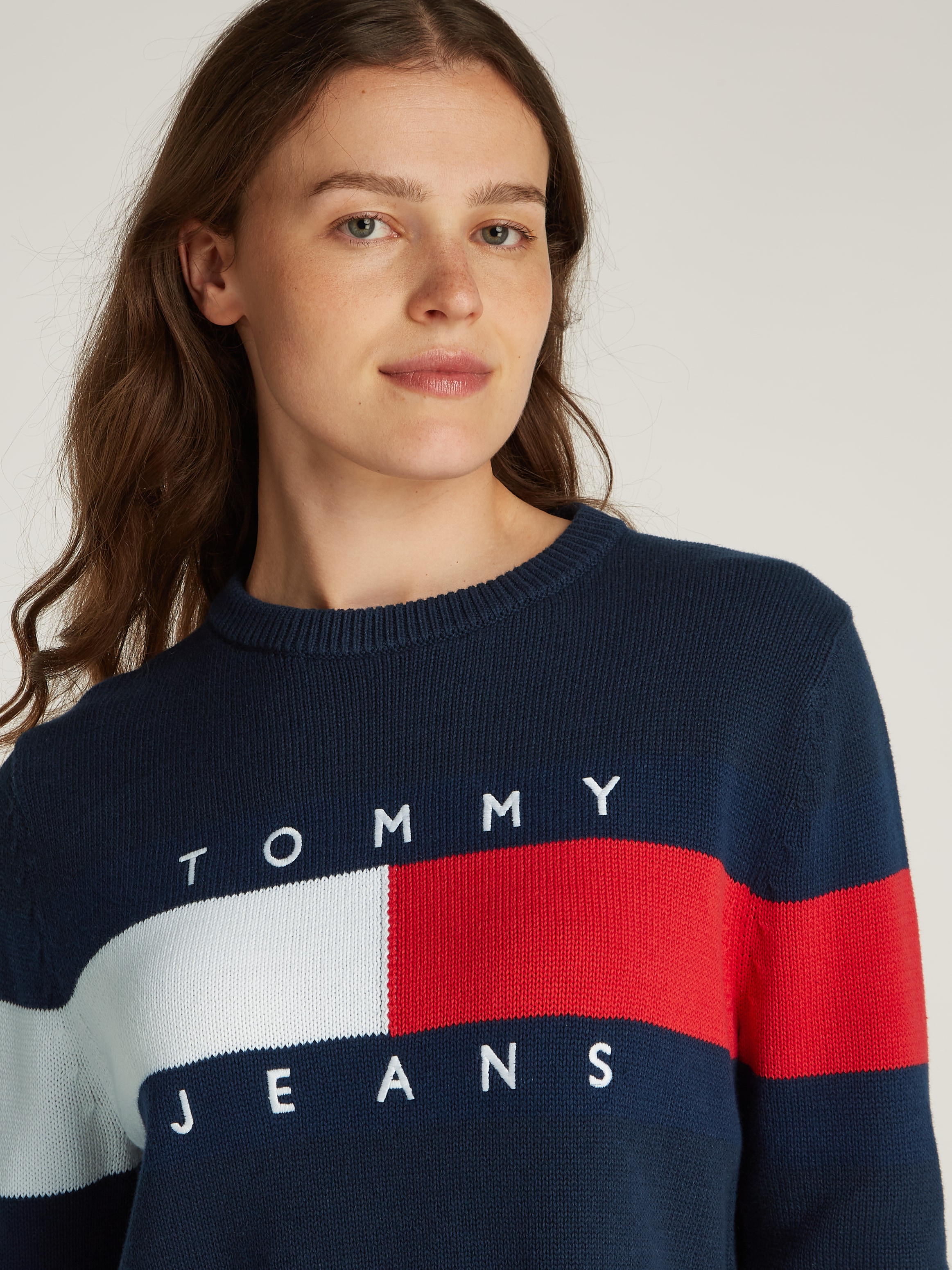 Tommy Jeans Curve Strickpullover »TJW CENTER FLAG SWEATER EXT«, in Großen Größen, Logo-Flag