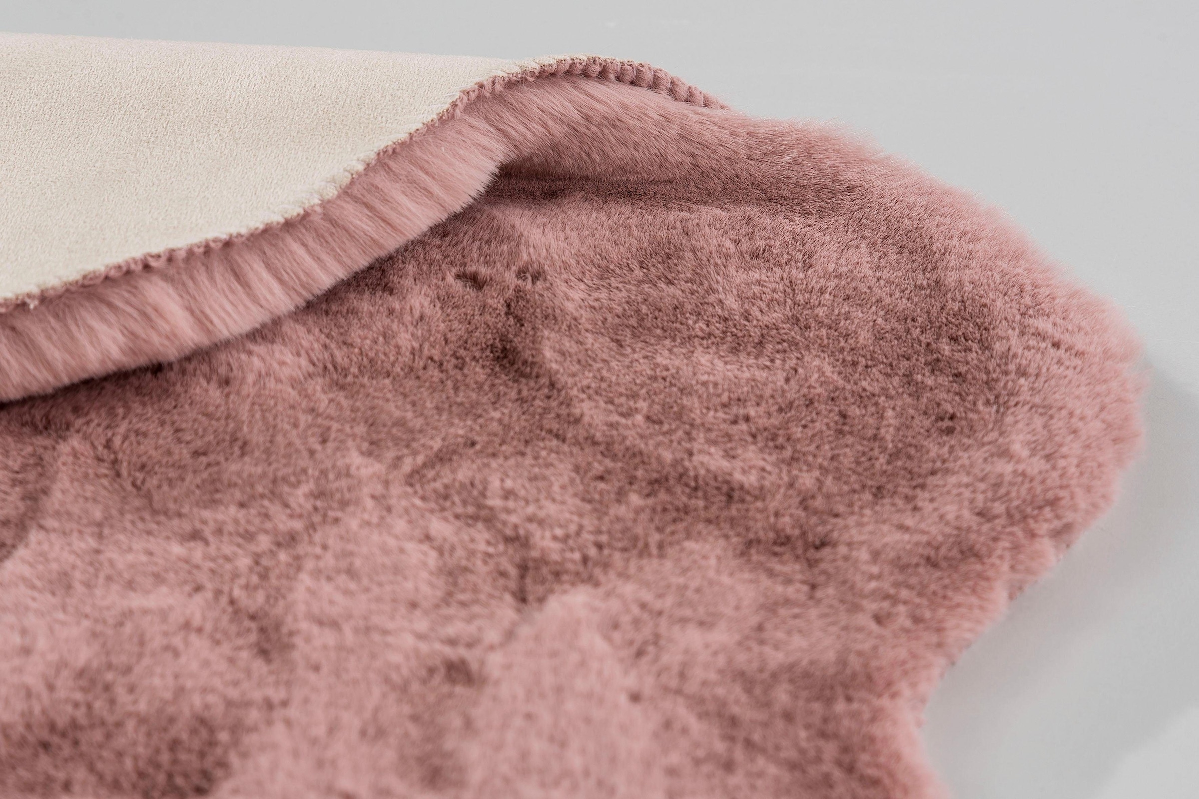 SCHÖNER WOHNEN-Kollektion Fellteppich »Tender«, fellförmig, 26 mm Höhe, weich durch Microfaser, Kaninchenfell Haptik, Kunstfell, waschbar