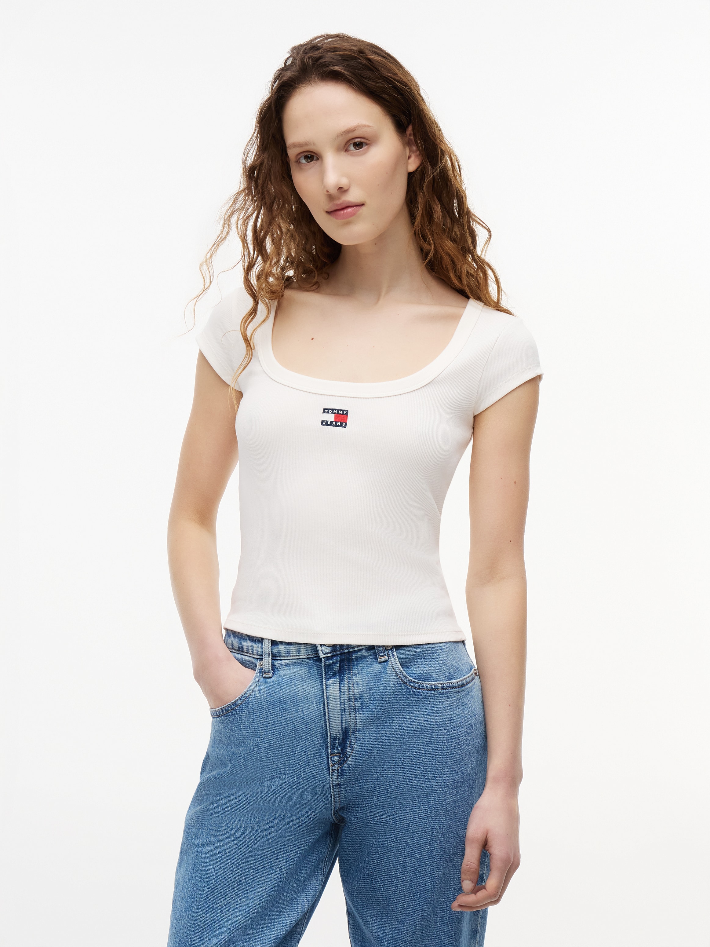 Tommy Jeans Kurzarmshirt "TJW SLIM RIB BADGE TEE EXT" Baumwollmischung, slim fit, in gerippter Struktur