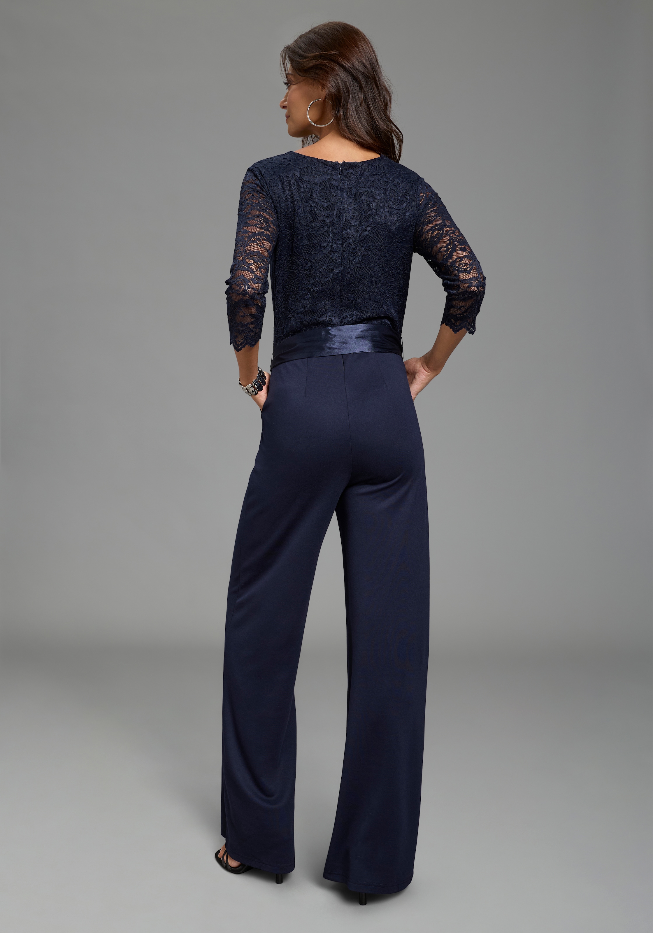 Laura Scott Jumpsuit mit Spitzenoberteil und Satin-Bindegürtel