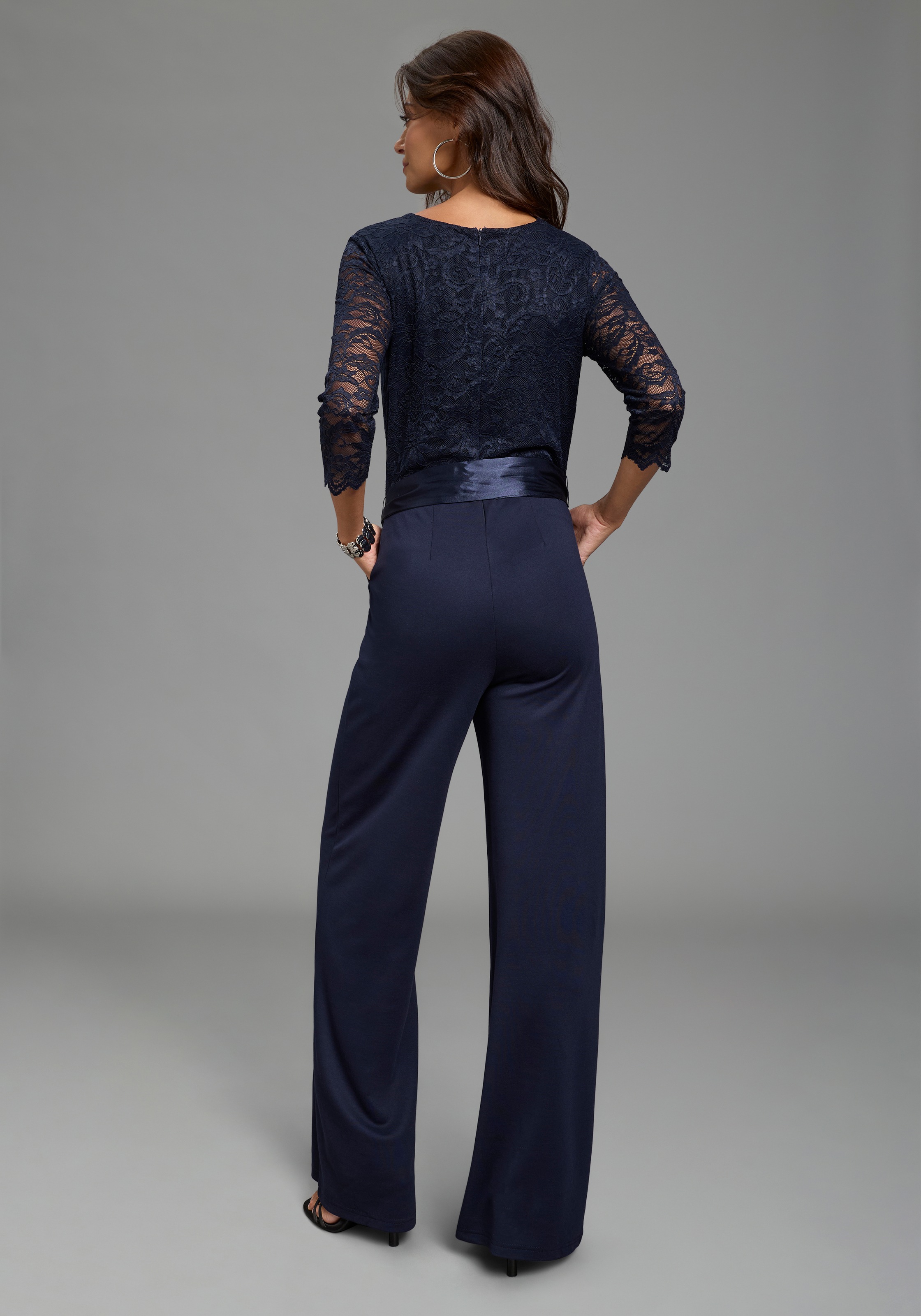 Laura Scott Jumpsuit mit Spitzenoberteil und Satin-Bindegürtel günstig online kaufen