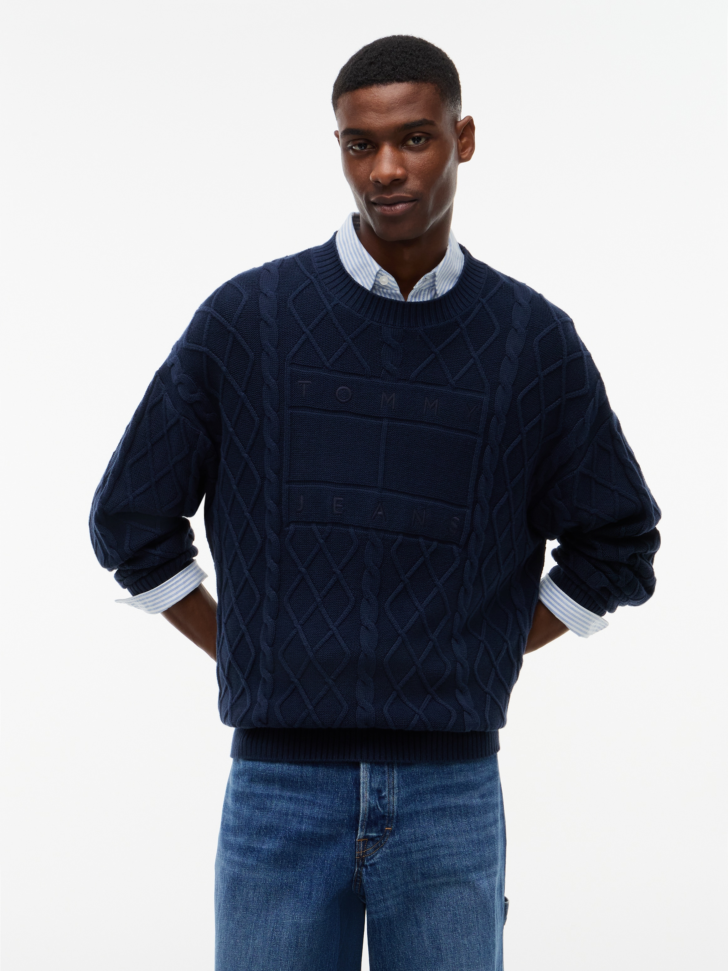 Tommy Jeans Rundhalspullover "TJM RELAXED FLAG CABLE SWEATER" mit Rauten- und Zopfmuster
