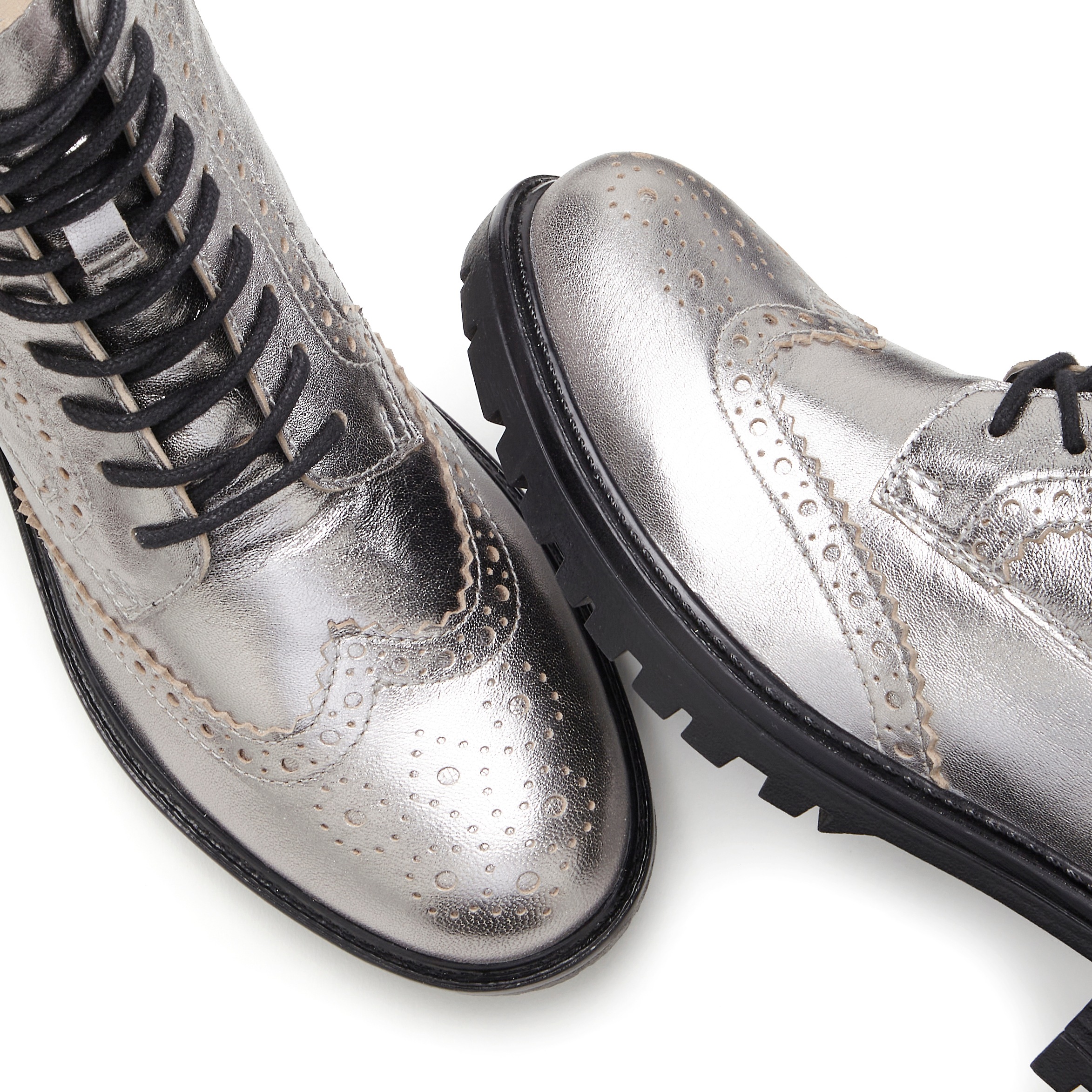 Schnürboots LASCANA, Damen, Gr. 40, silber (silberfarben), Obermaterial: 100% Schafsleder. Decksohle: 100% Synthetik. Futter: 75% Textilmaterial, 25% Lederimitat. Laufsohle: 100% Synthetik, glänzend, Schuhe Schnürboots, Schnürstiefelette, Ankle Boots, Led 3