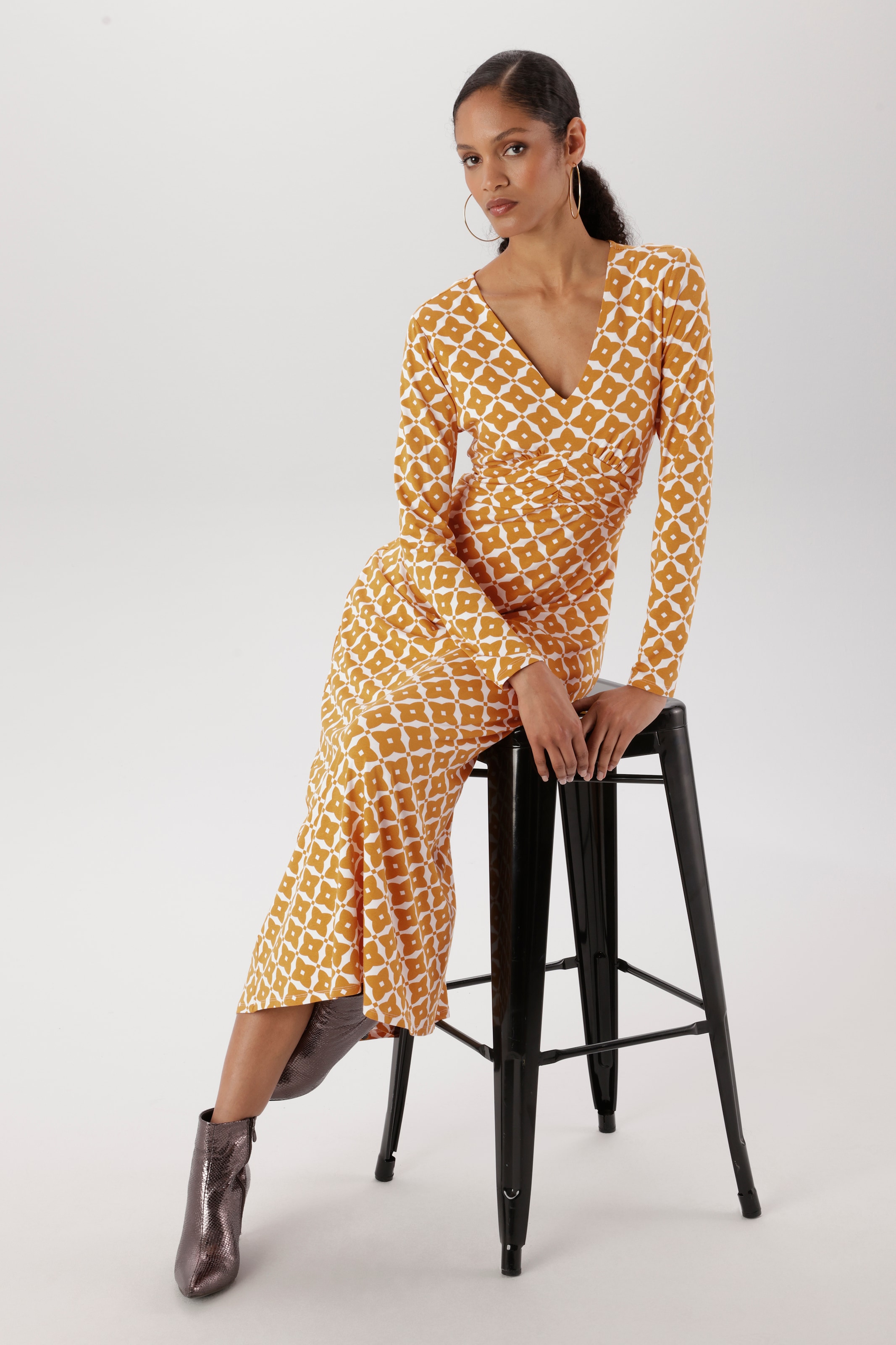 Aniston SELECTED Midikleid mit eleganten, grafischen Druckverlauf