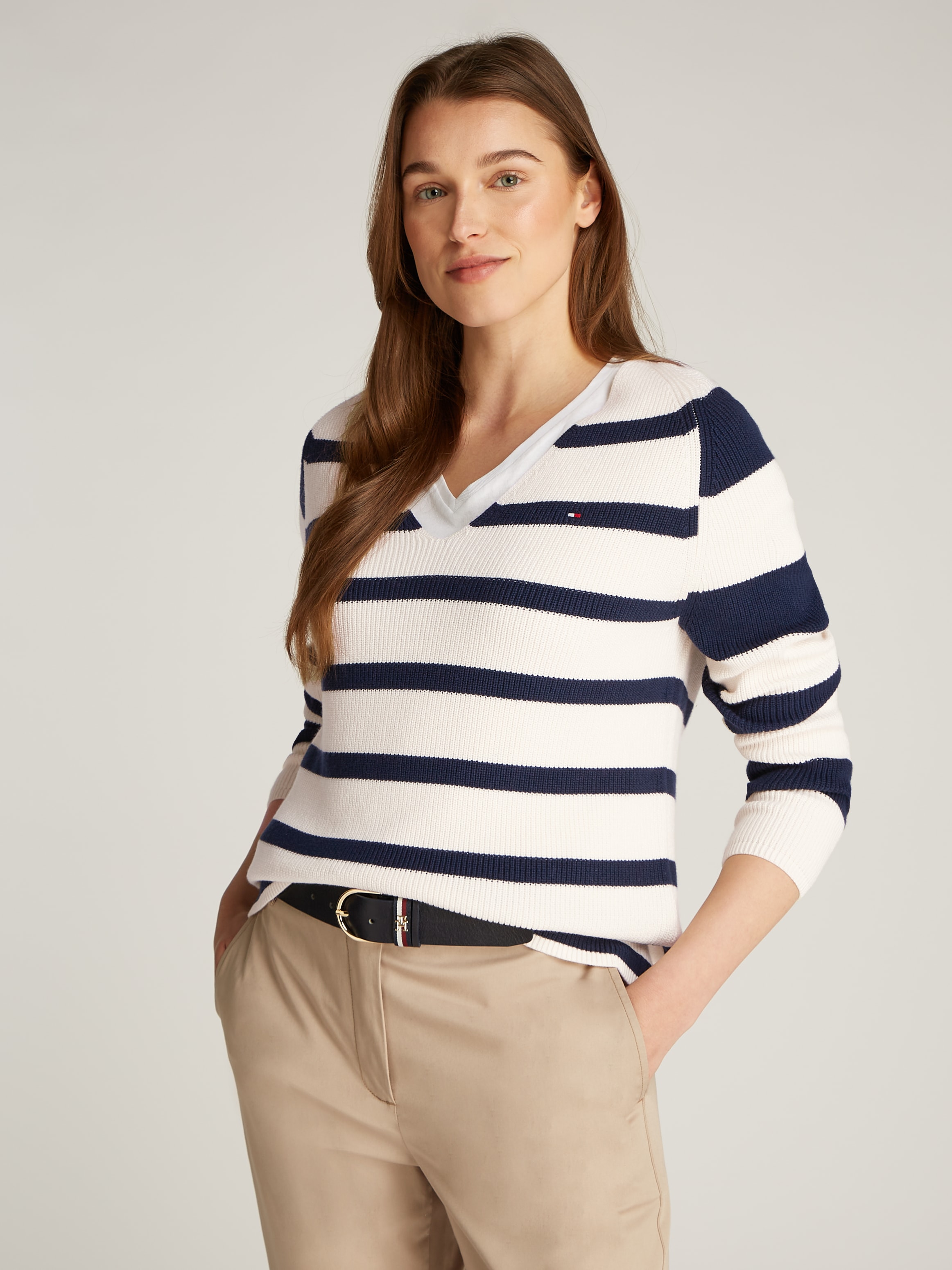 Tommy Hilfiger Strickpullover »CO CARDI STITCH V-NK LS« mit Logostickerei