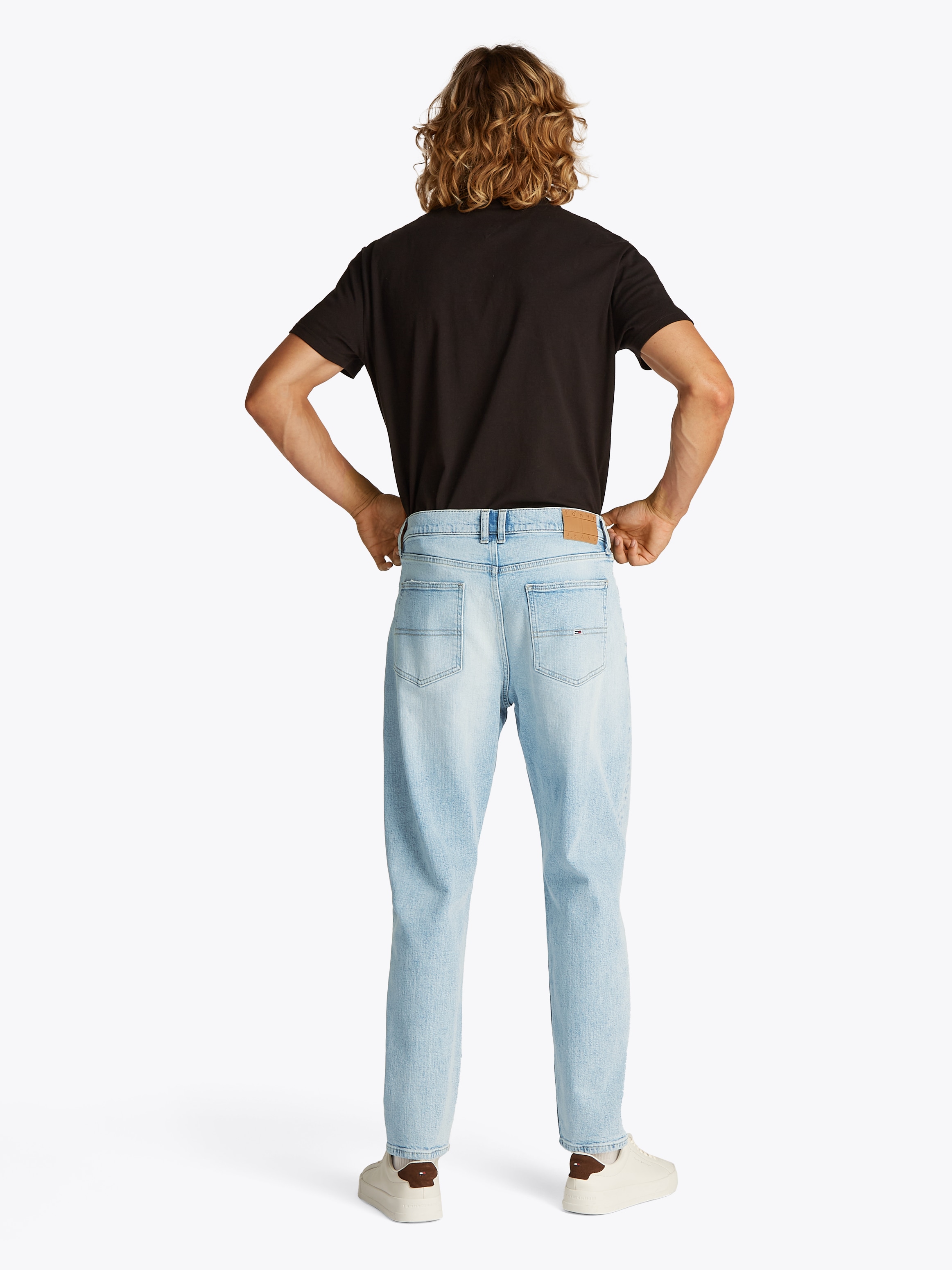 Tommy Jeans Gerade Jeans »Isaac Relaxed Tapered«, Mit Gürtelschlaufen