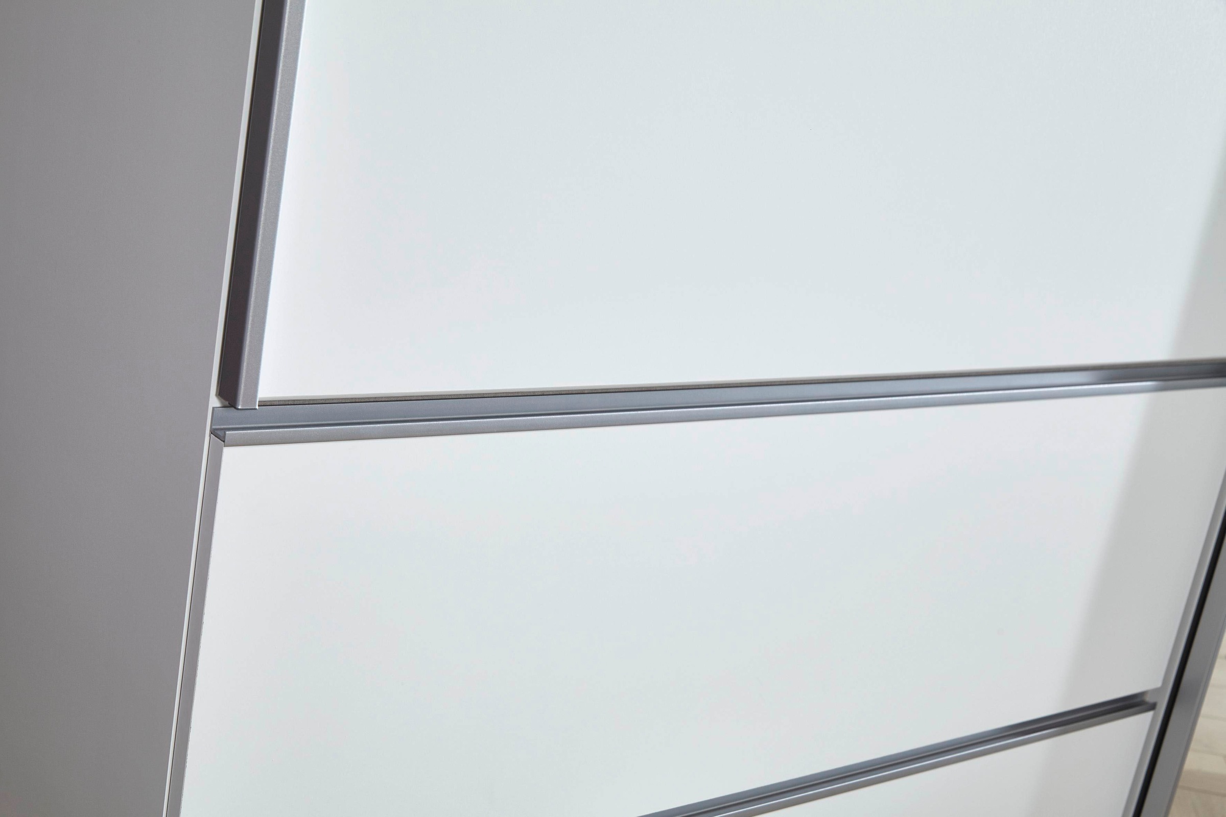 rauch Schwebetürenschrank »Kleiderschrank Schrank Garderobe Wäscheschrank SEVILLA«, (in 3 verschiedenen Ausstattungen BASIC/CLASSIC/PREMIUM), Metall-Griffleisten alufarben oder Graumetallic MADE IN GERMANY