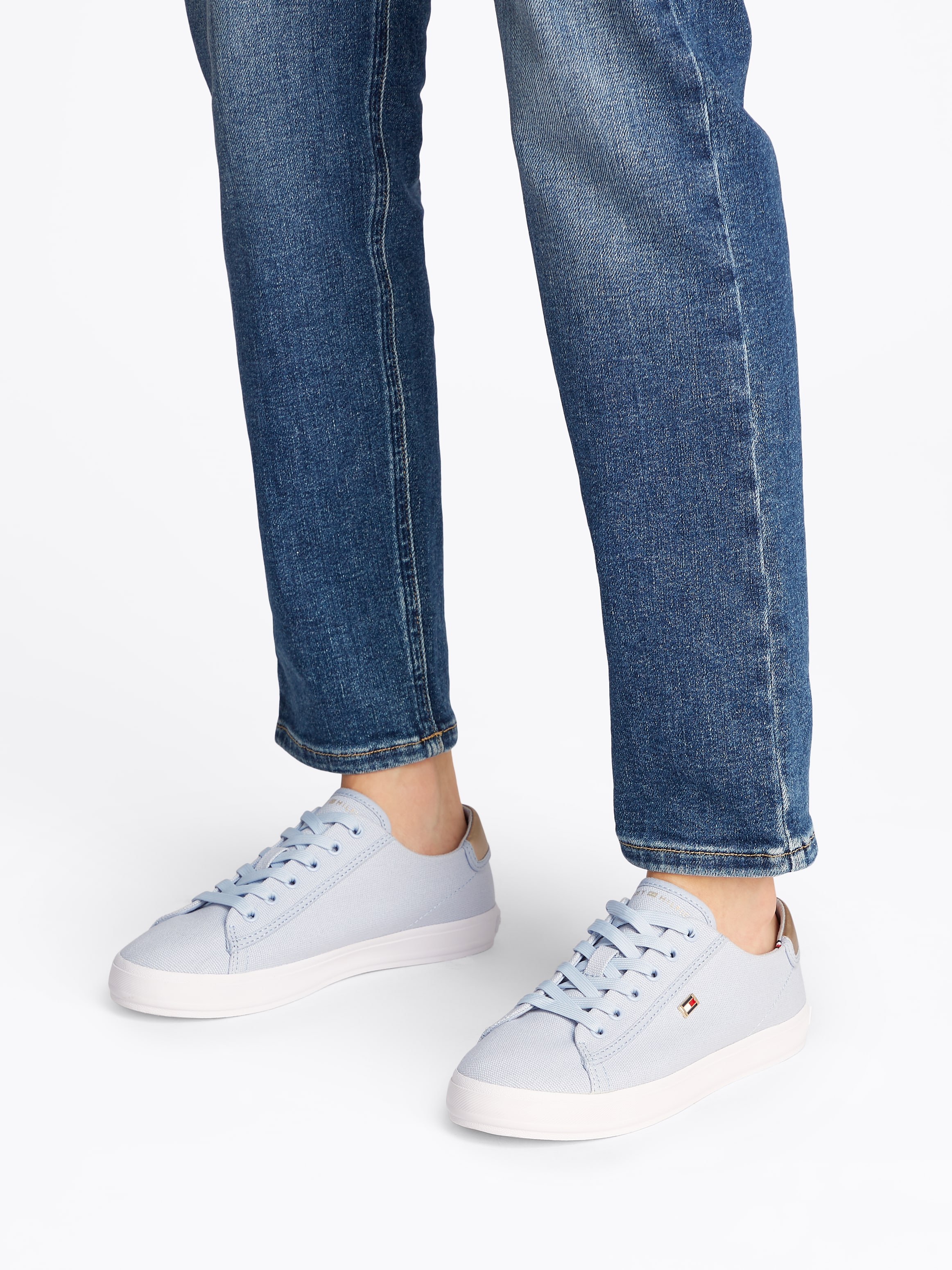 Tommy Hilfiger Plateausneaker »VULC CANVAS LACE UP SNEAKER«, Freizeitschuh, Halbschuh, Schnürschuh, in schmaler Form