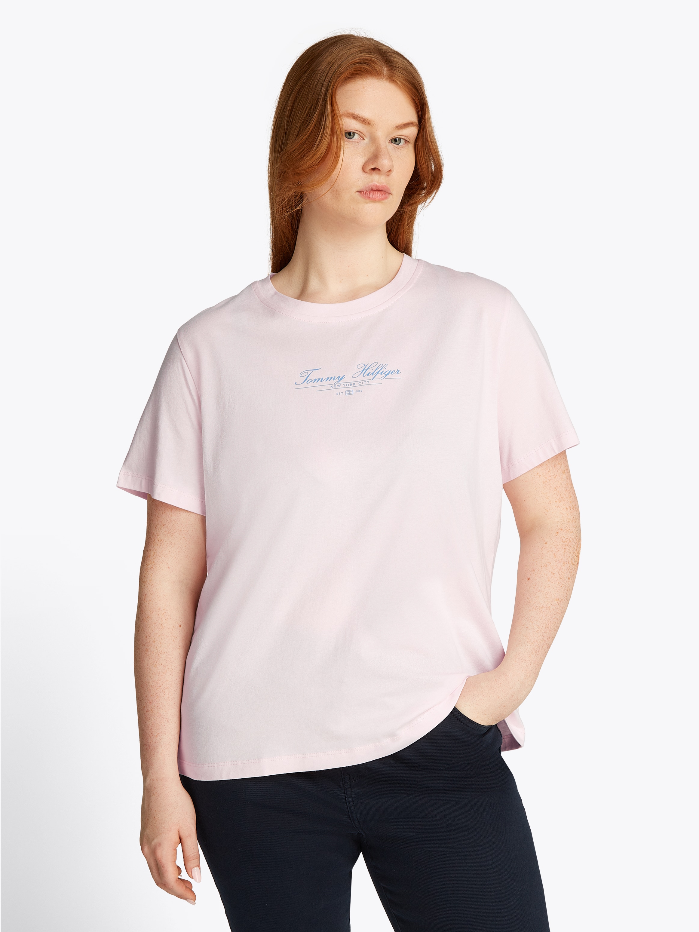 Tommy Hilfiger Curve Rundhalsshirt »CRV REG SCRIPT C-NK TEE SS«, in Großen Größen, Logoschriftzug