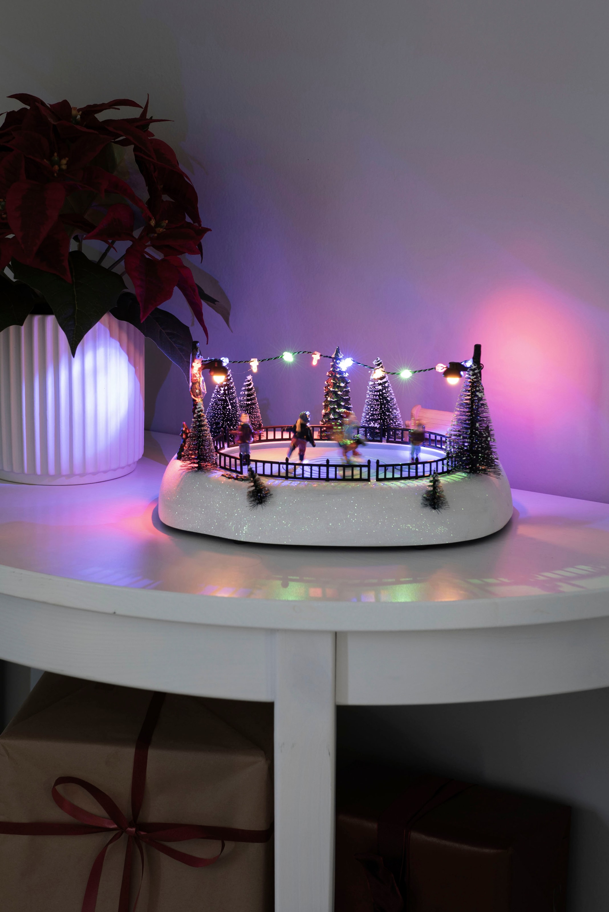 KONSTSMIDE Weihnachtsszene »Eisbahn, mit Musik, 12 bunte Dioden«, wählbar  zwischen USB oder Batteriebetrieb kaufen | BAUR