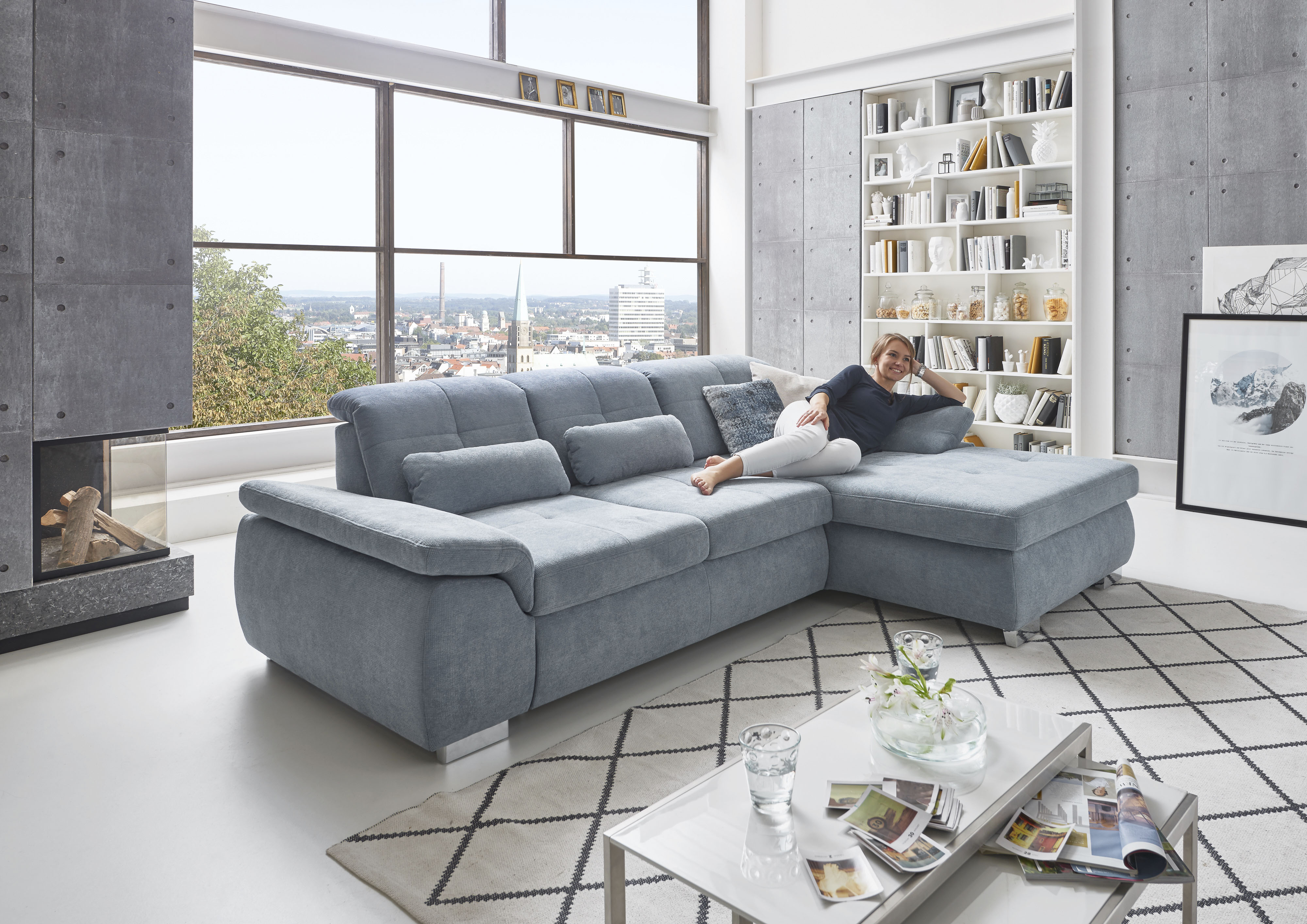 Die PlanBar Ecksofa "MP-IN16037 L-Form, Breite 289 cm, mit Federkern-Polsterung" mit Sitztiefenverstellung & Zierkissen
