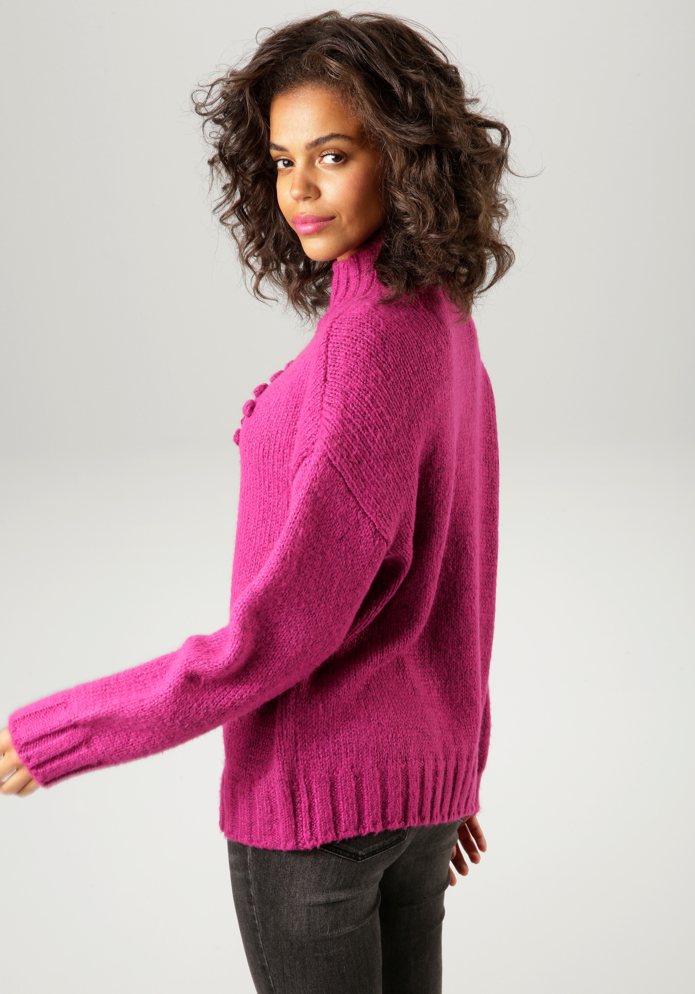 Aniston CASUAL Strickpullover, mit eingestrickten, kleinen Bommeln