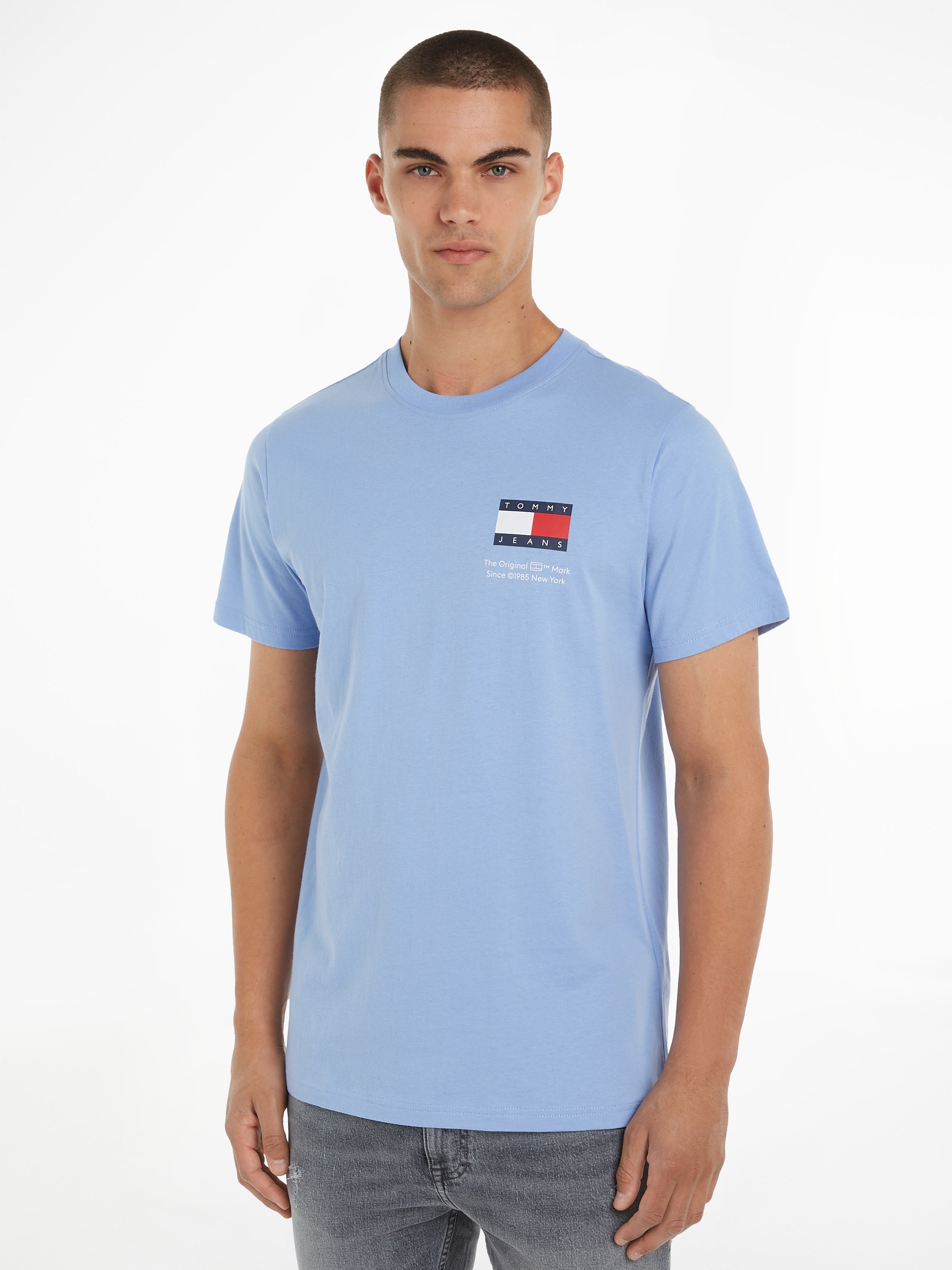 Tommy Jeans T-Shirt »TJM SLIM ESSENTIAL FLAG TEE EXT«, mit Rundhalsausschnitt