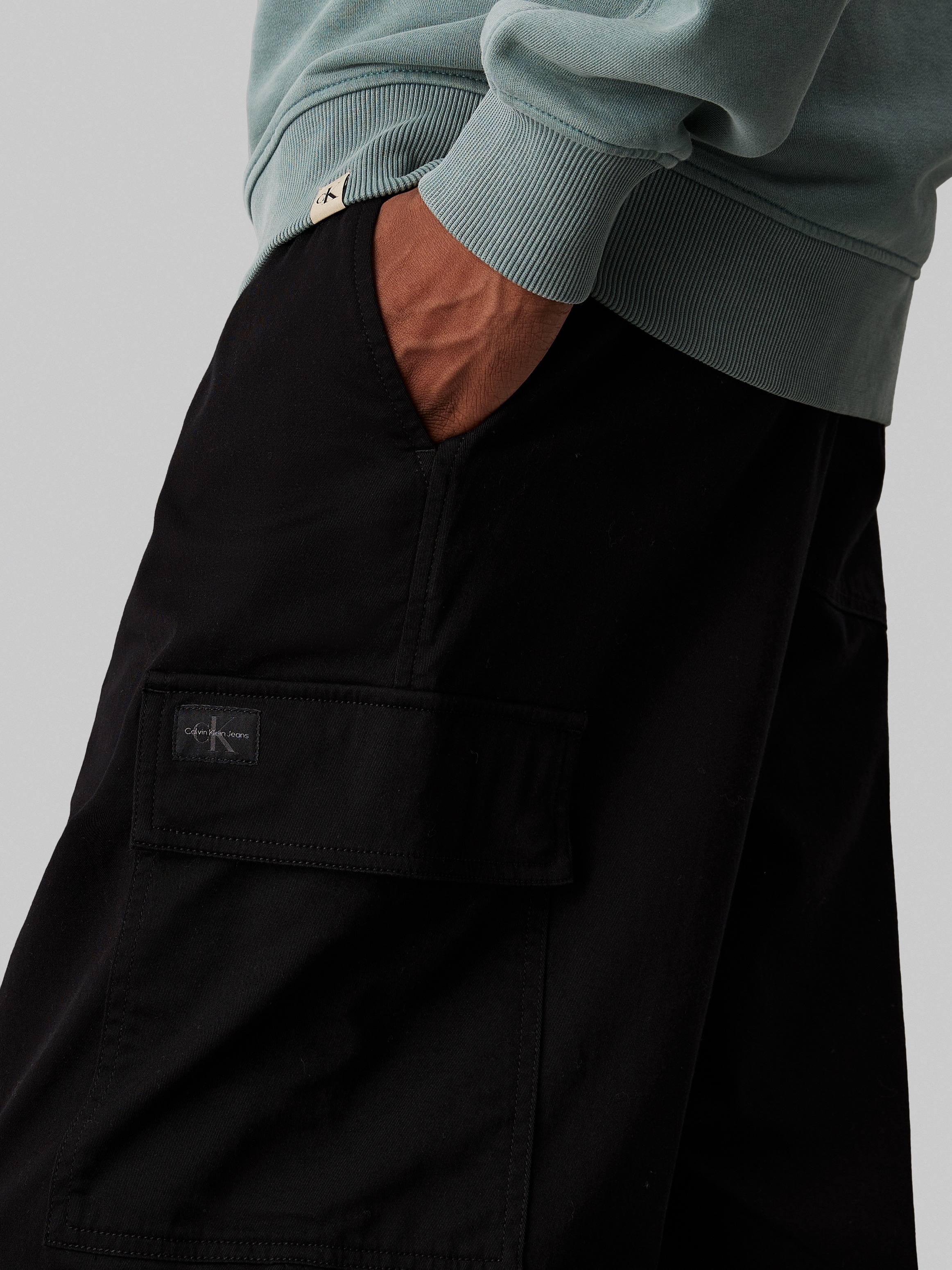 Calvin Klein Jeans Cargohose "REGULAR STRAIGHT CARGO" mit Logoprägung günstig online kaufen