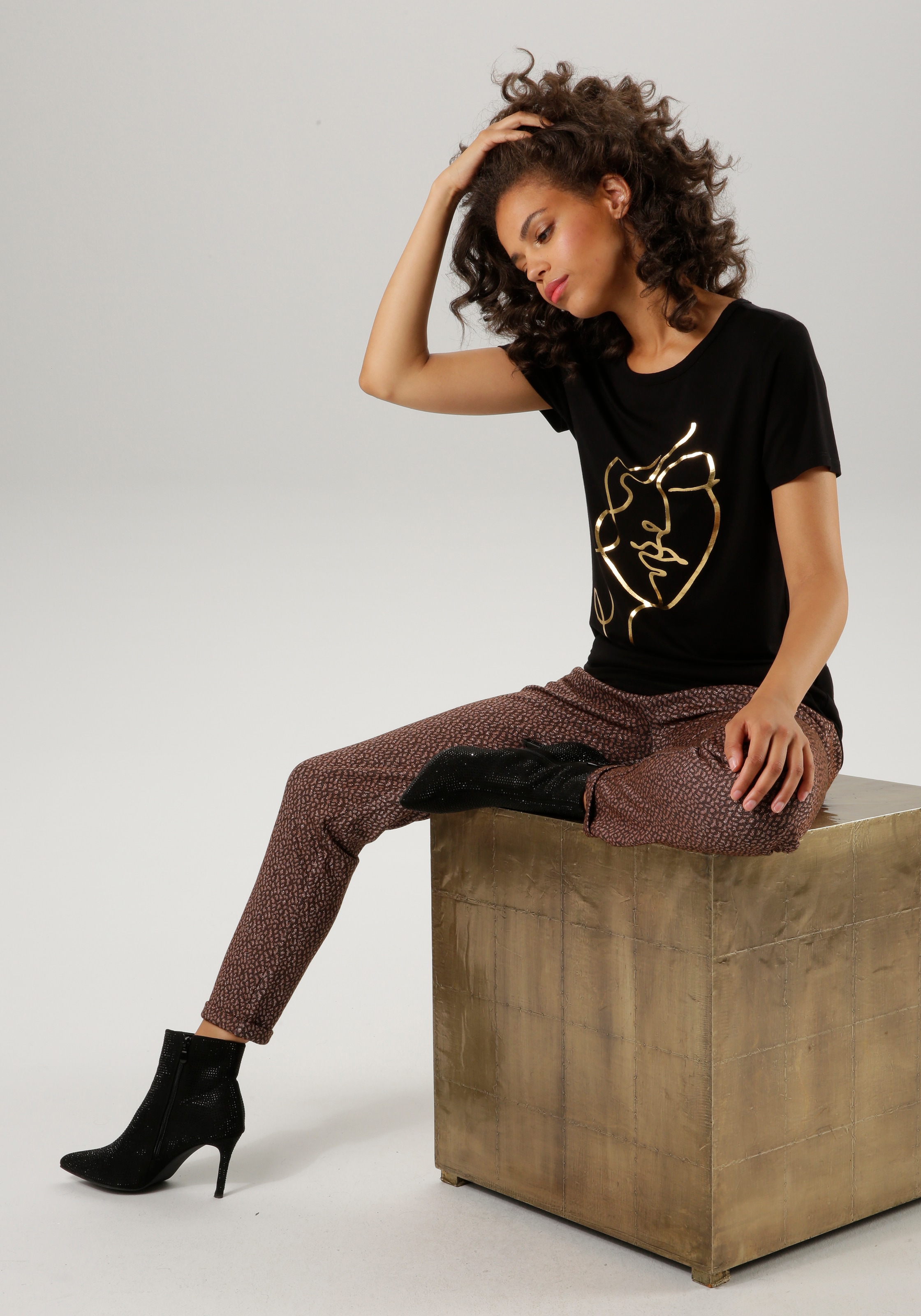 Aniston CASUAL T-Shirt, mit abstraktem Gesicht aus goldfarbenem Folienprint - NEUE KOLLEKTION