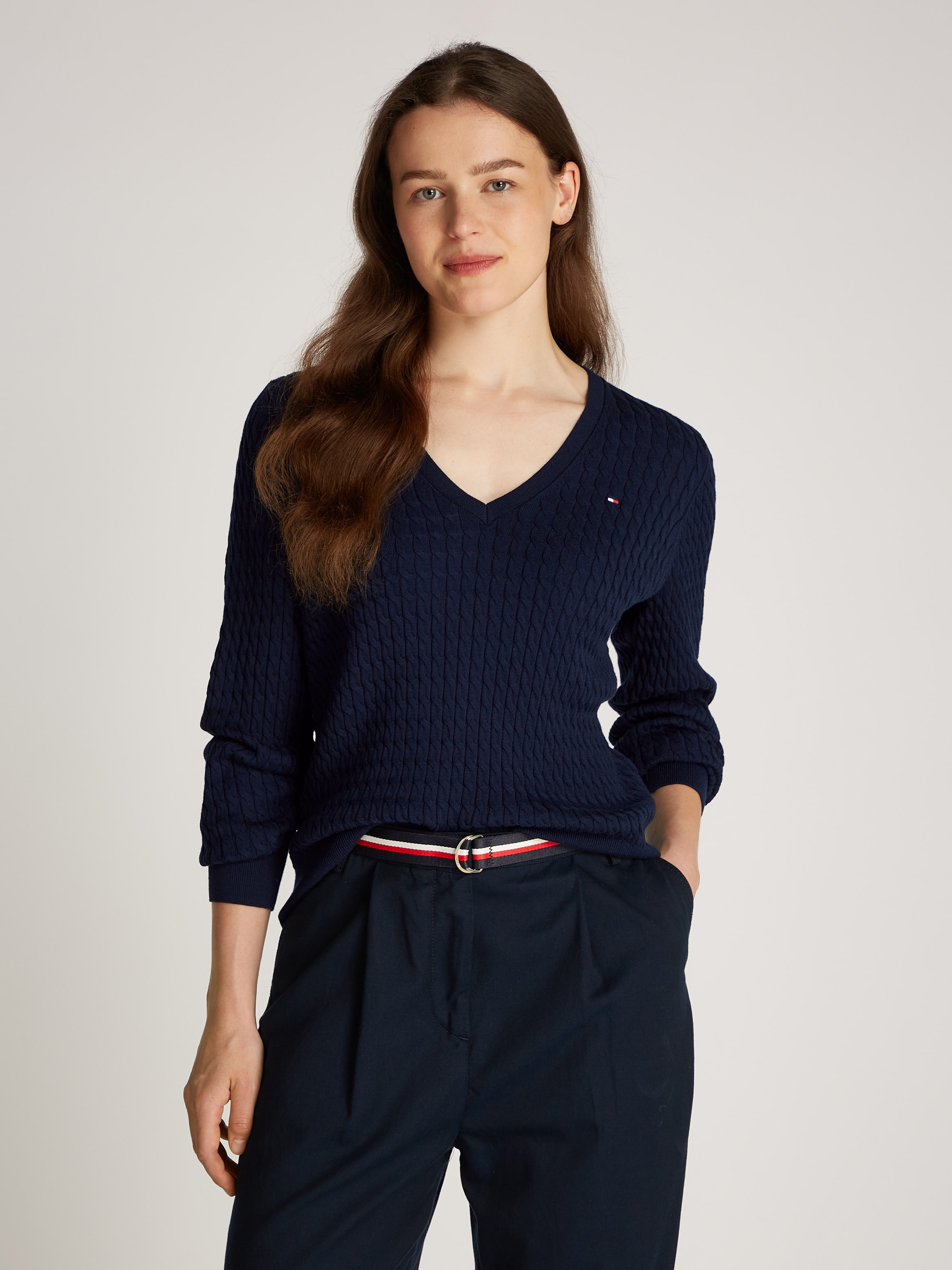 Tommy Hilfiger V-Ausschnitt-Pullover "CO CABLE V-NK LS SWT", mit Zopfmuster, Logostickerei