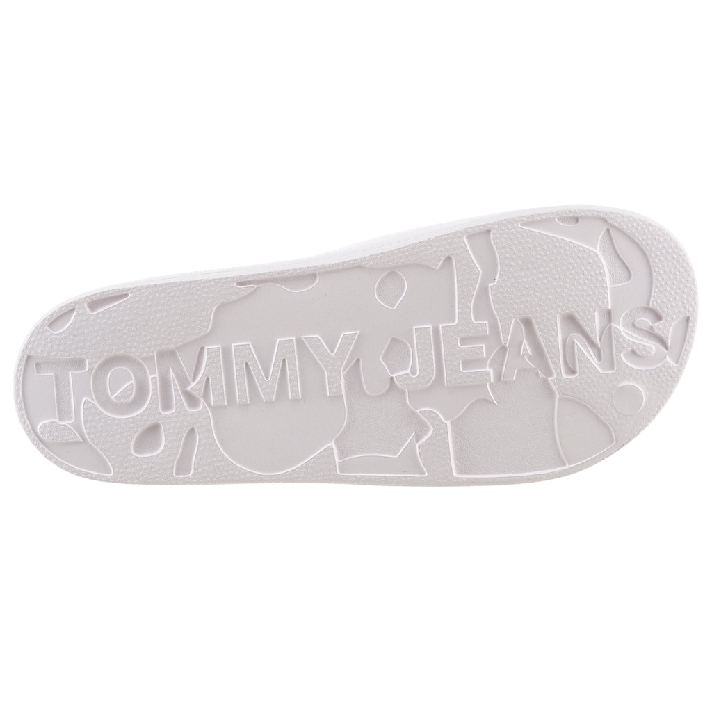 Tommy Jeans Pantolette »TJW PRINTED PU POOL SLIDE«, Plateau, Sommerschuh, Schlappen mit Logoschriftzug auf der Bandage