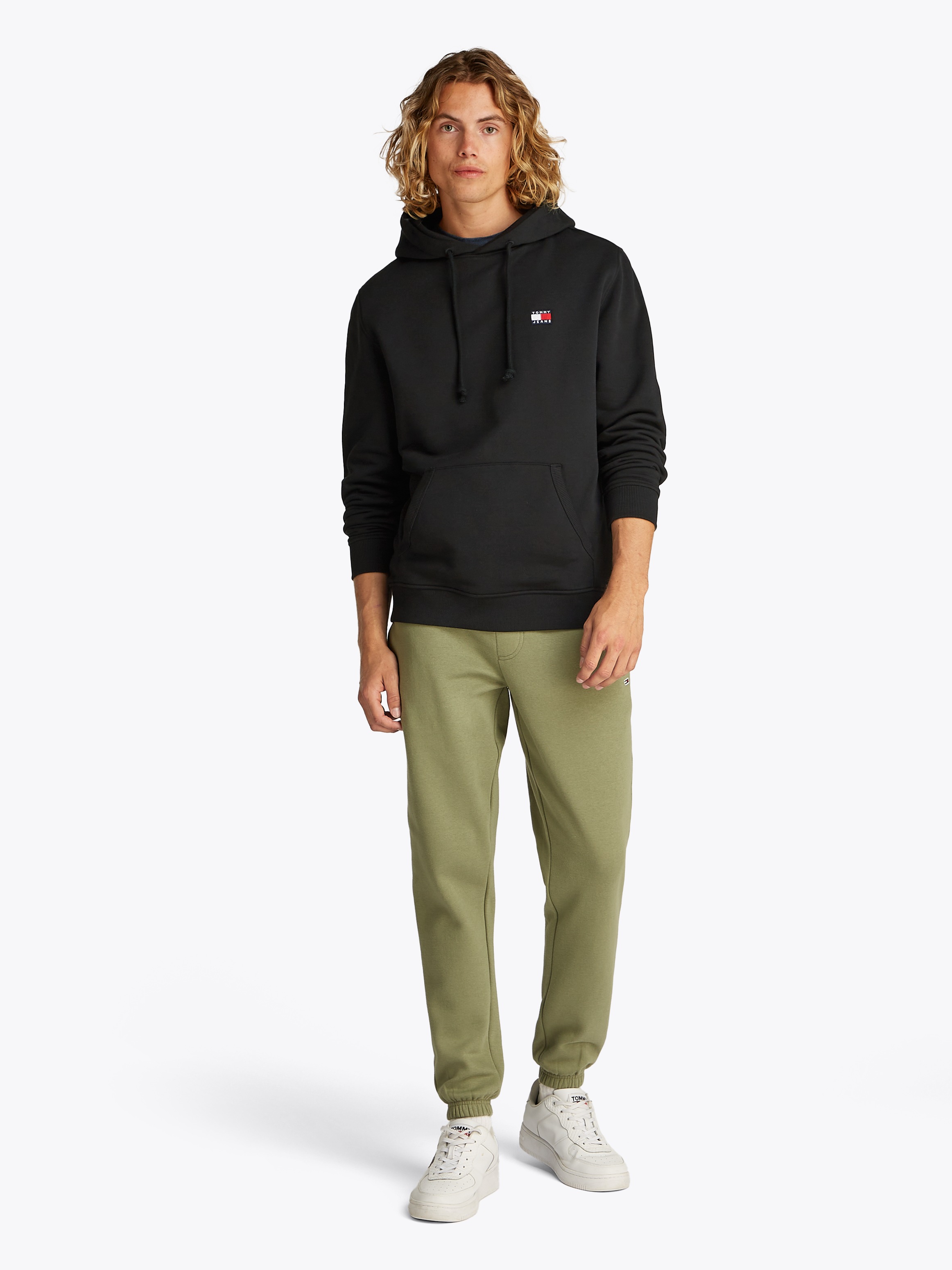 Tommy Jeans Hoodie »TJM REG BADGE HOODIE EXT«, Mit Rundhalsausschnitt