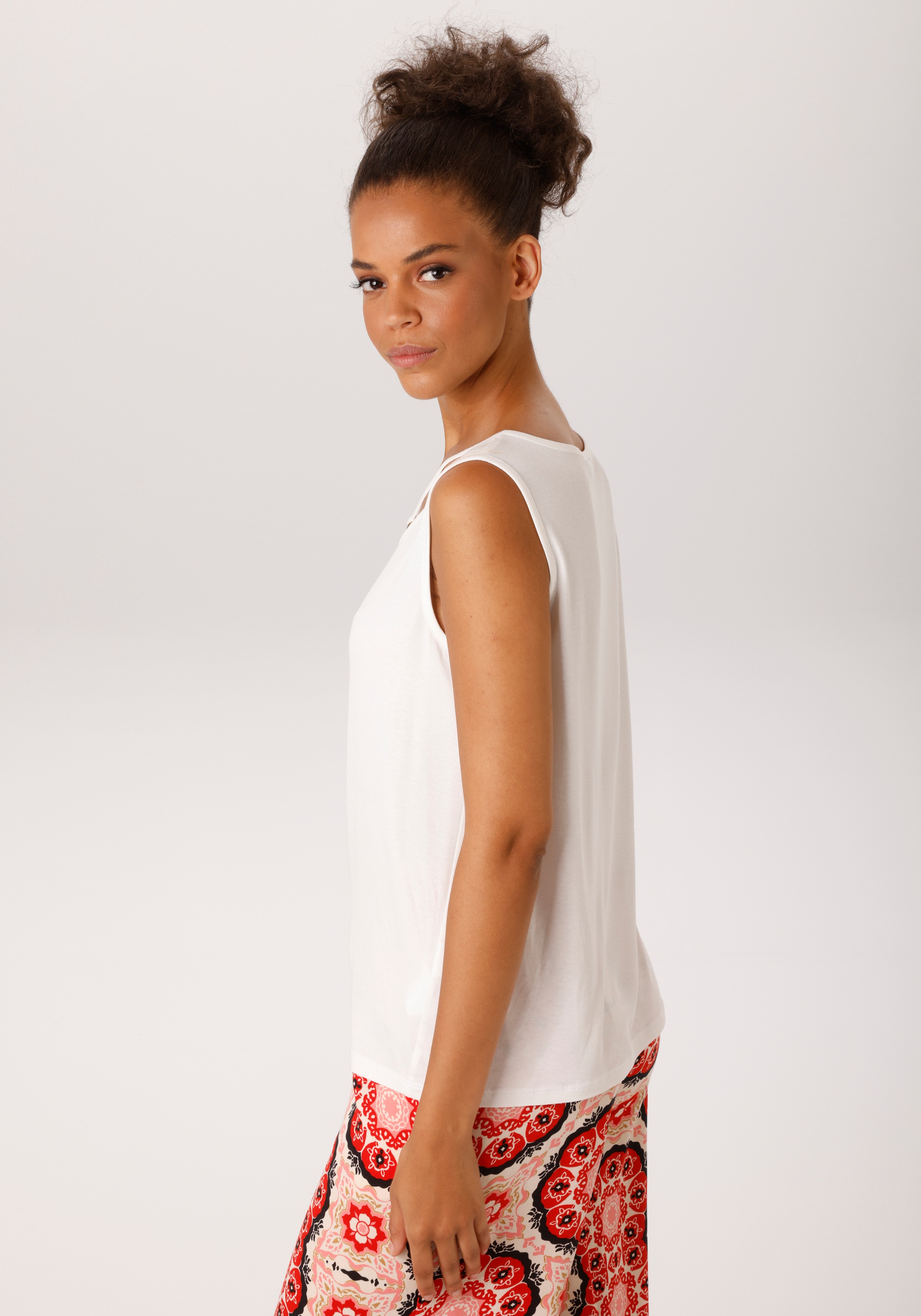 Aniston CASUAL Tanktop mit raffiniertem V-Ausschnitt - NEUE KOLLEKTION günstig online kaufen